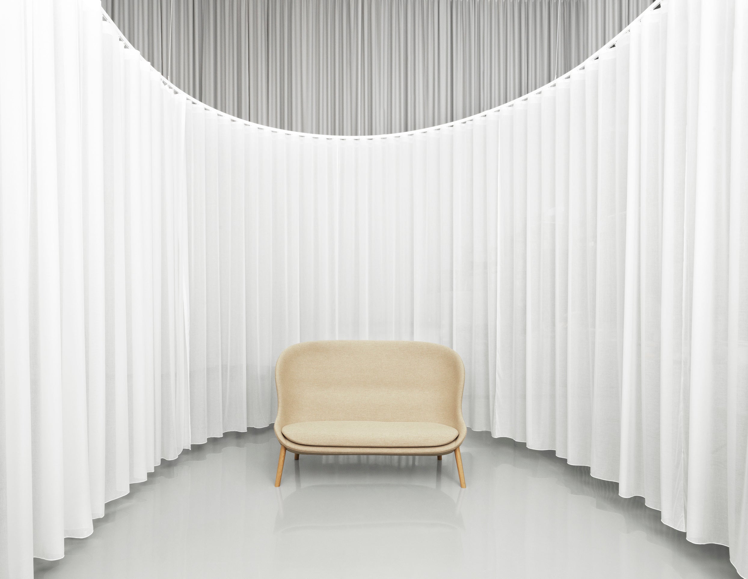 Hyg -gepolstertes Sofa mit einer Eichenbasis