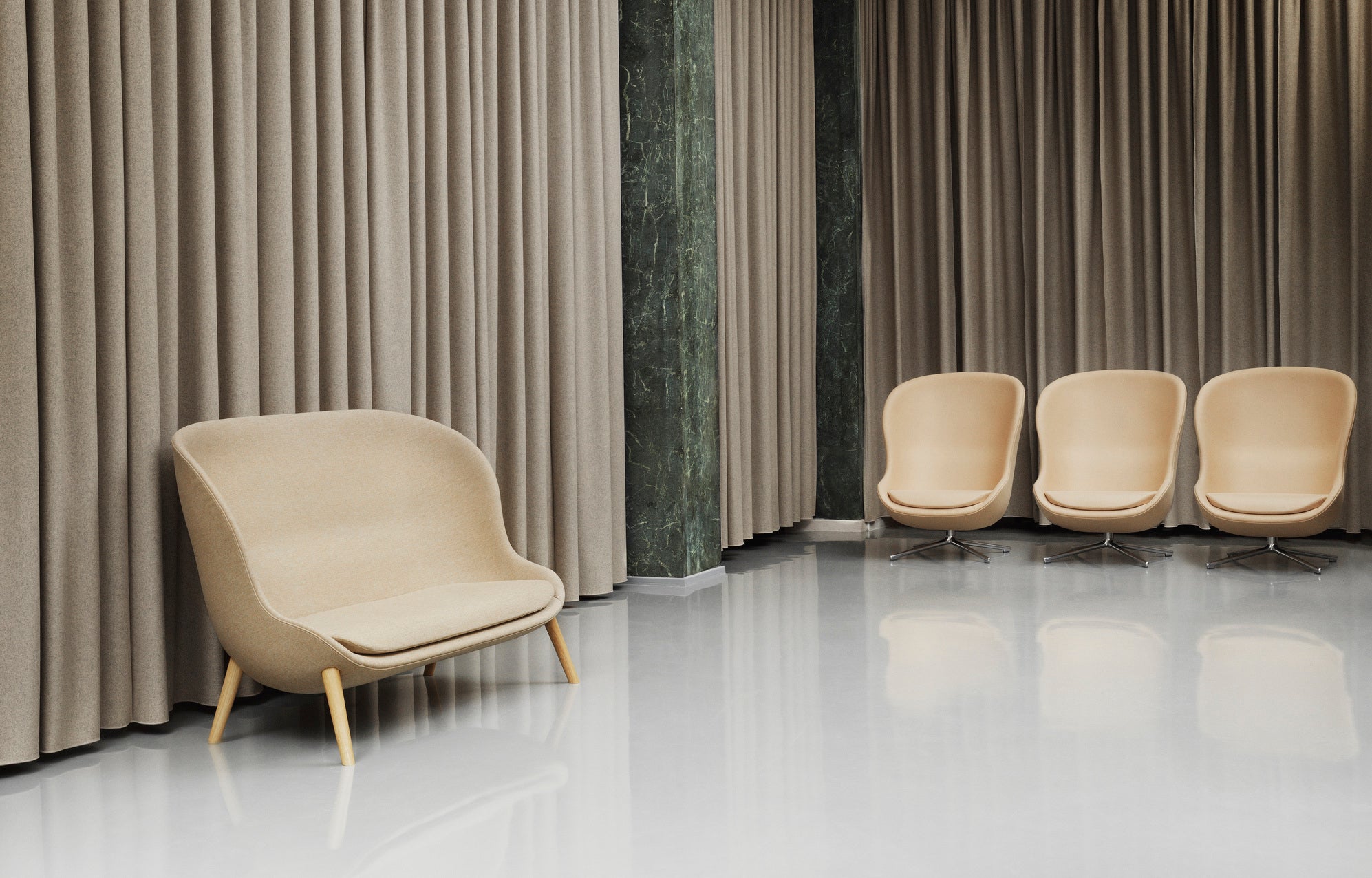 Hyg -gepolstertes Sofa mit einer Eichenbasis