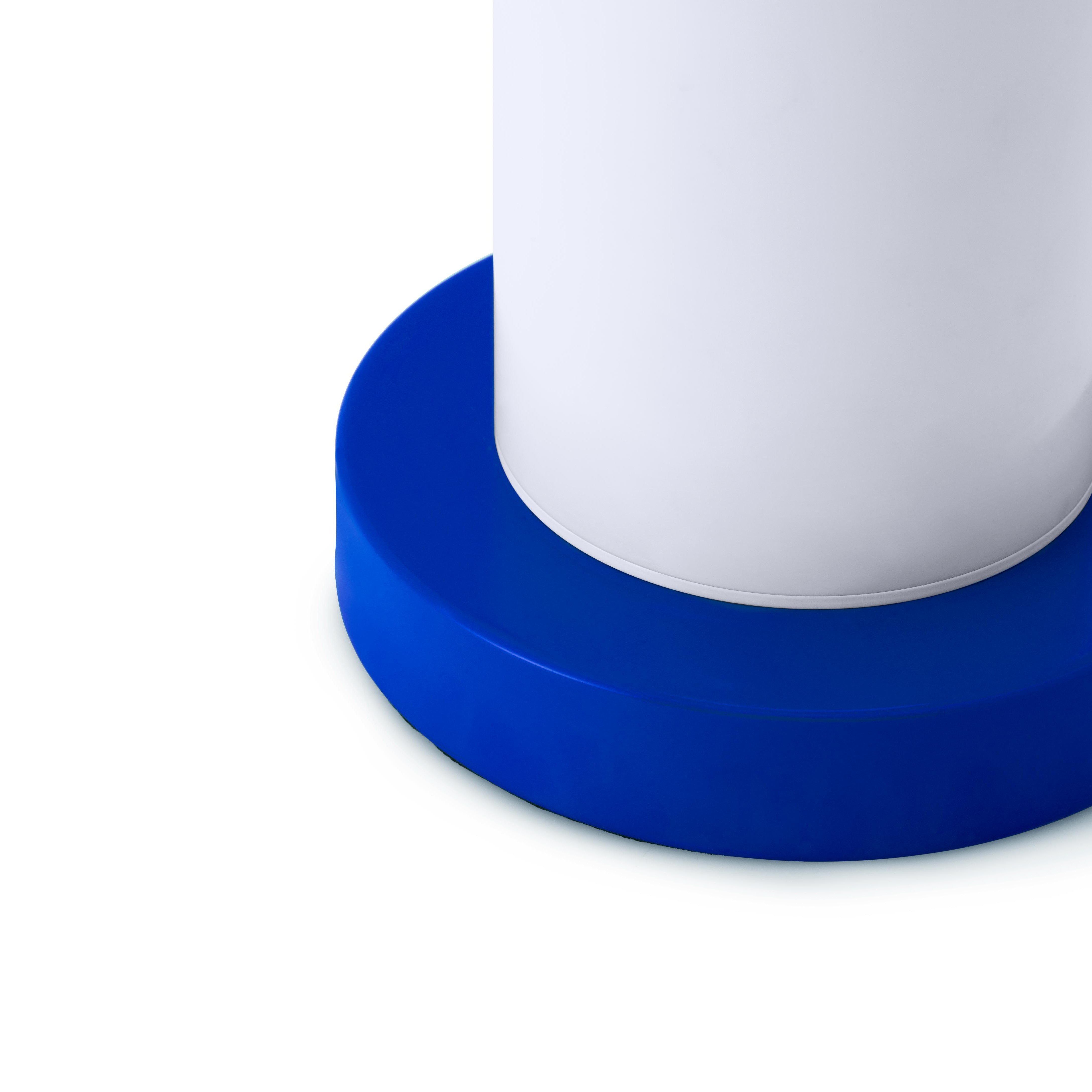 CELLU Tischleuchte weiß mit blauem Fuß