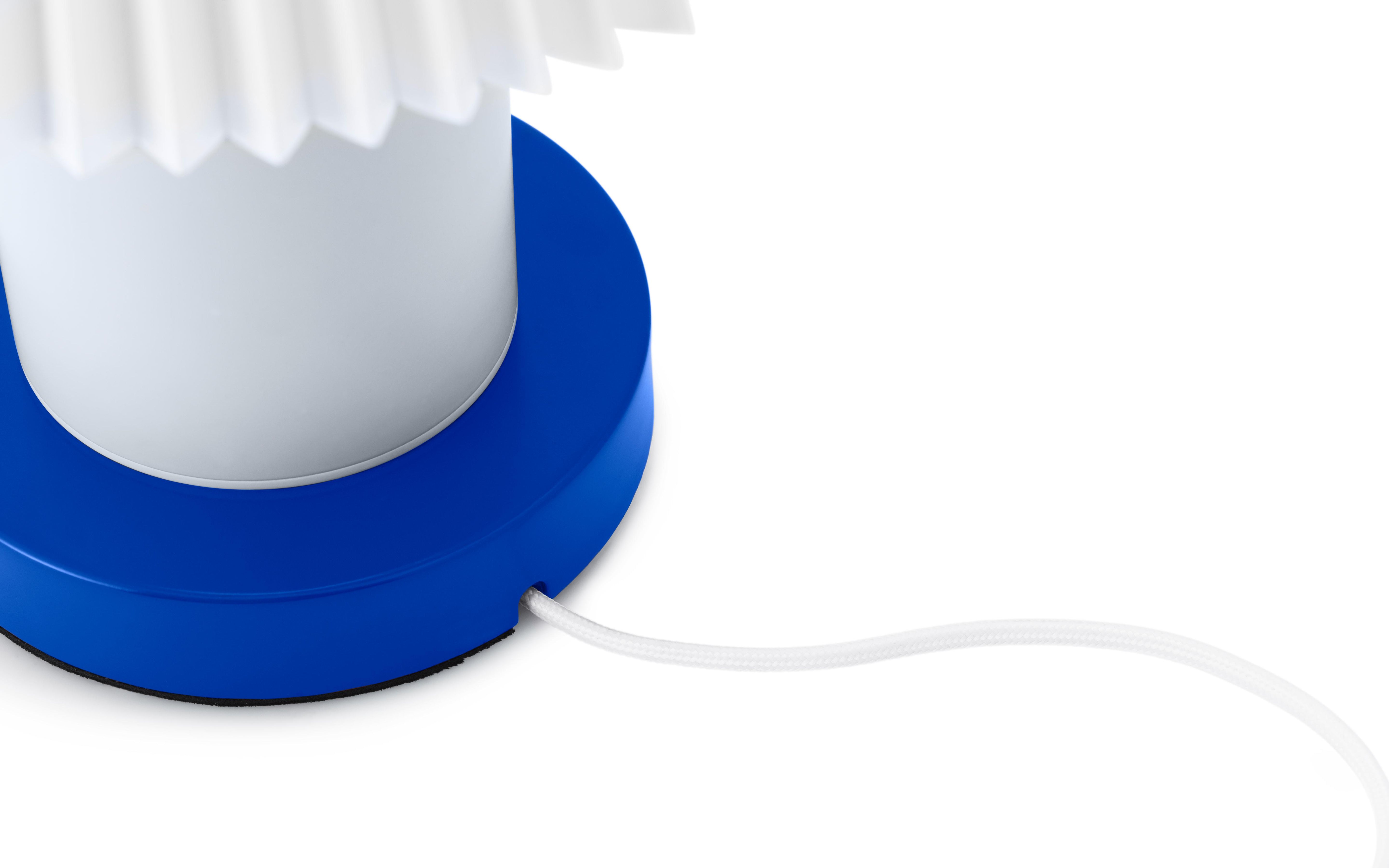 CELLU Tischleuchte weiß mit blauem Fuß