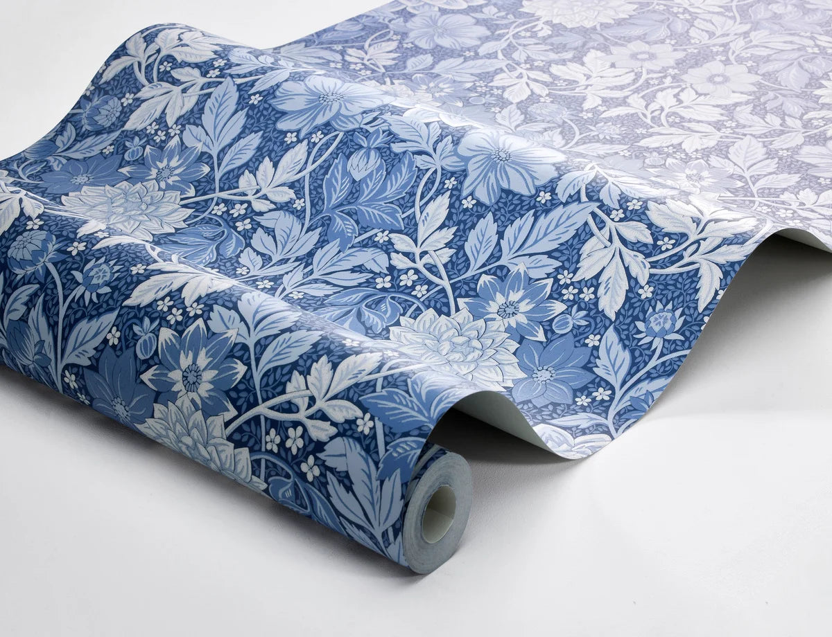 Vlies-Tapete mit pflanzlichem Muster DAHLIA GARDEN blau mit weißem Hintergrund