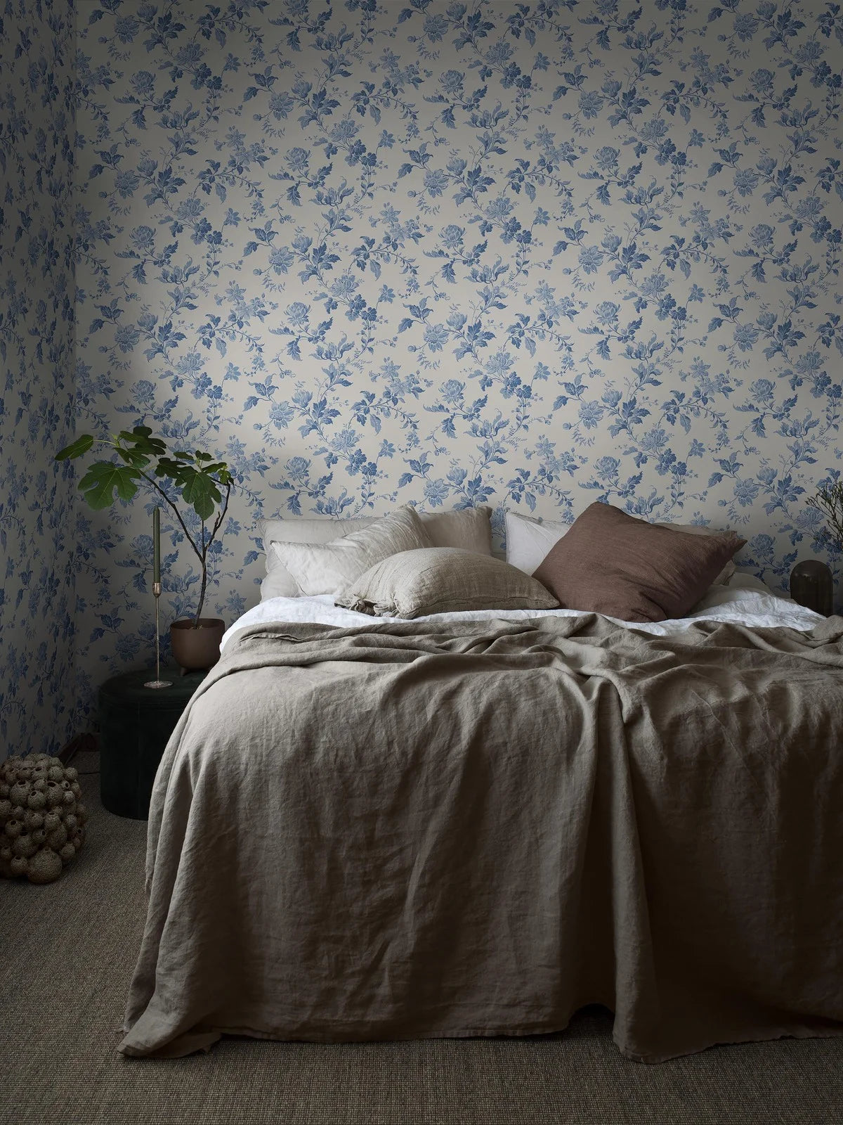 Non-woven paper wallpaper with a floral pattern BLOMSLINGA white with blue