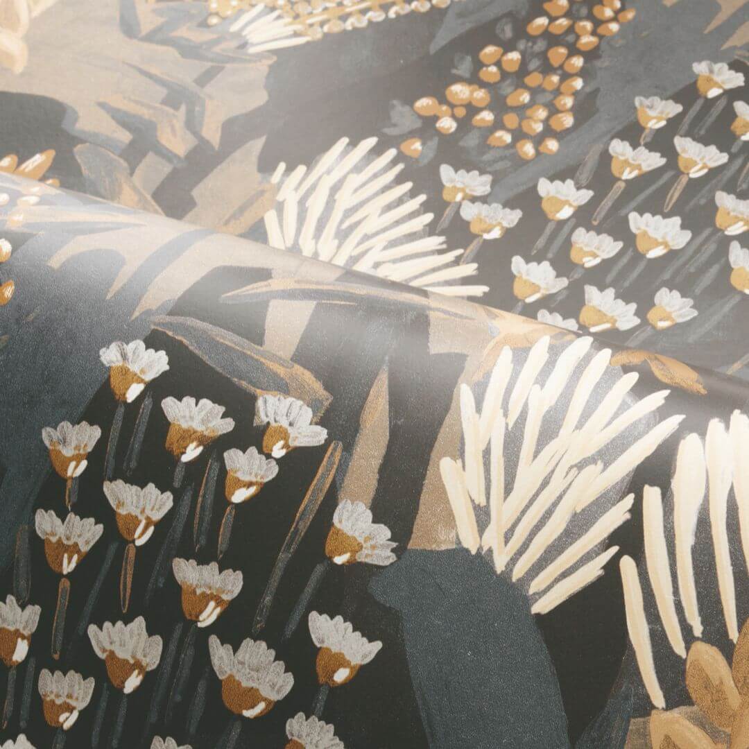 Tapete mit pflanzlichem Motiv aus Blättern und Blumen ERICA - ANTHRAZIT/SABLE warmes Anthrazit