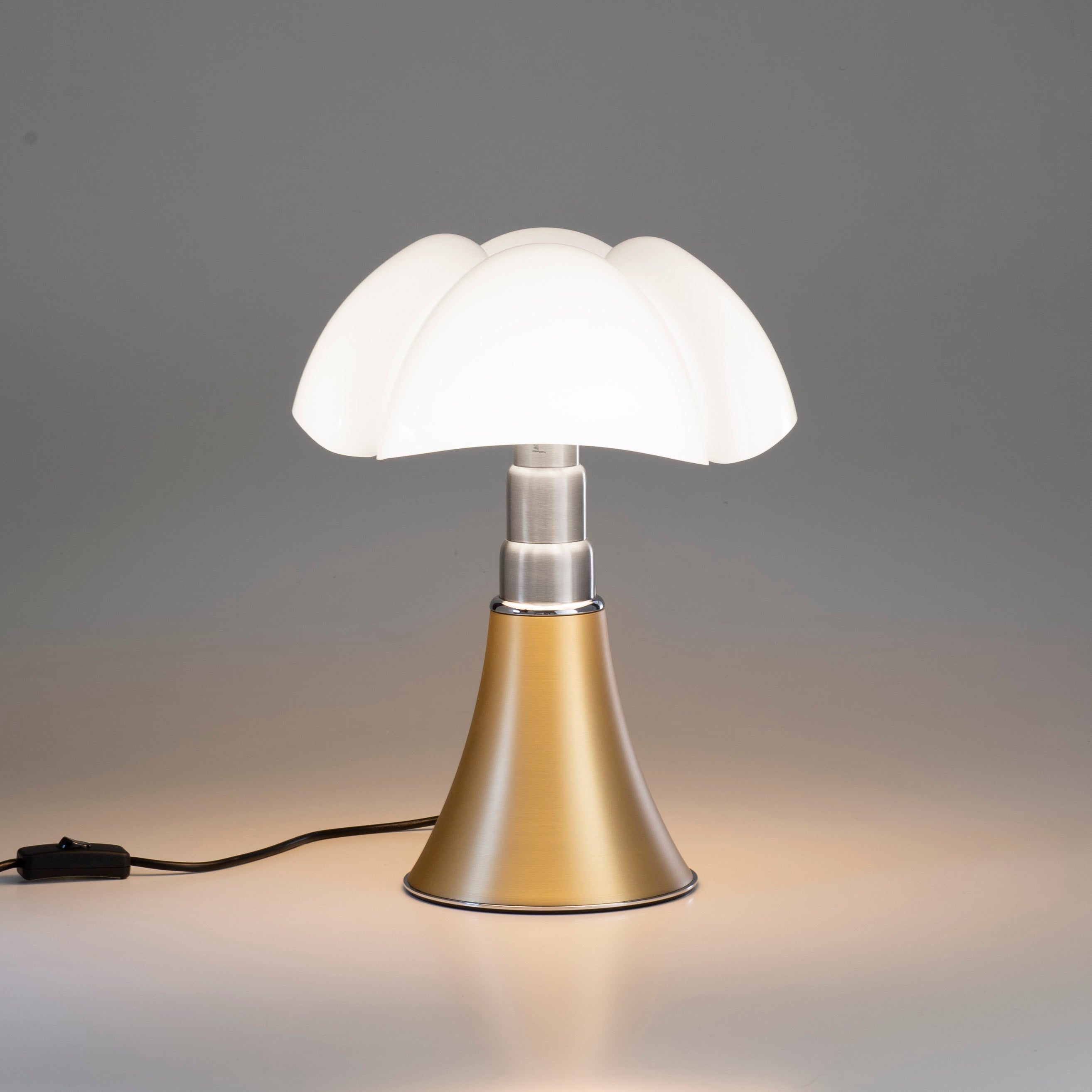 Tischlampe MINIPIPISTRELLO mit opalem Schirm und messingfarbener Basis
