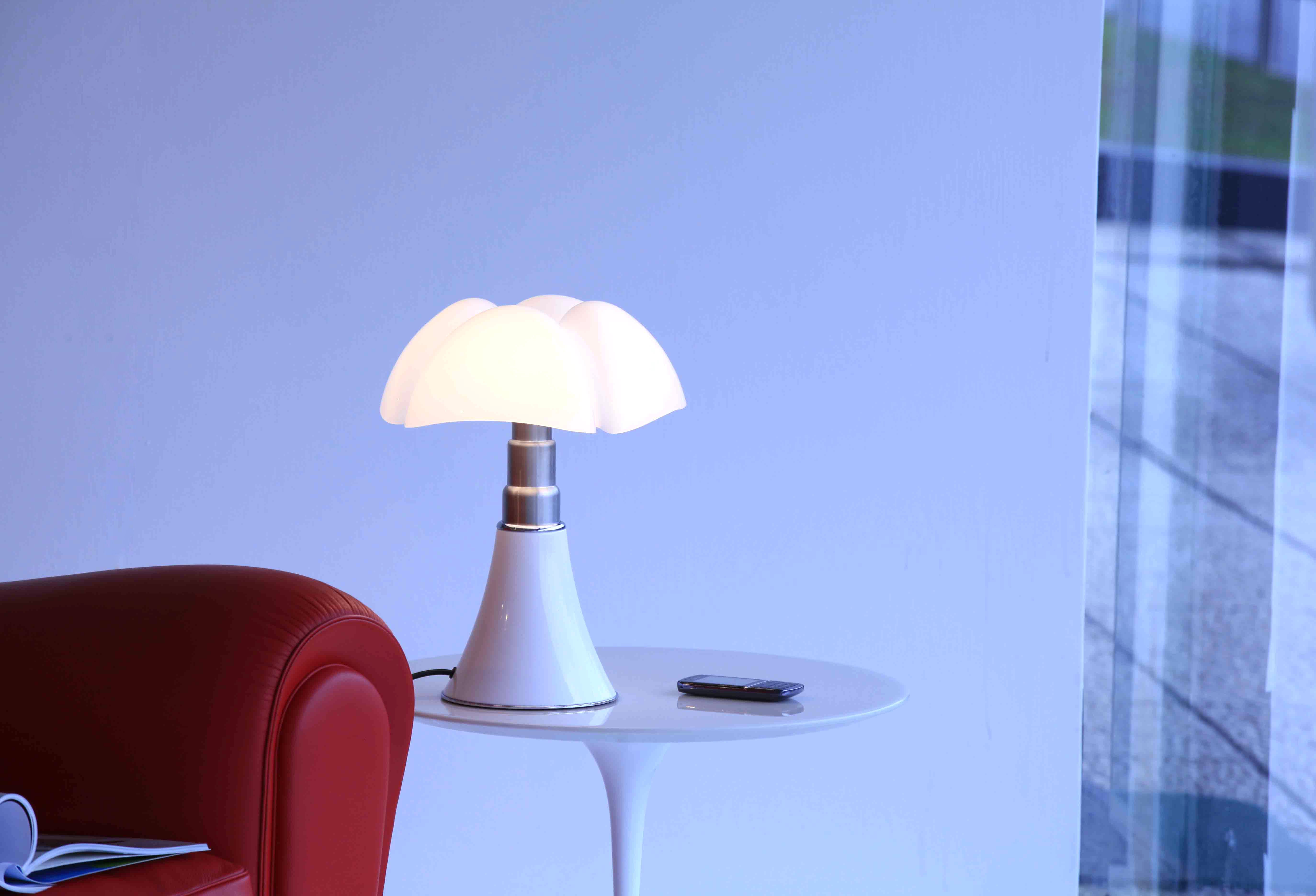 Tischlampe MINIPIPISTRELLO mit opalisiertem Schirm und weißem Fuß