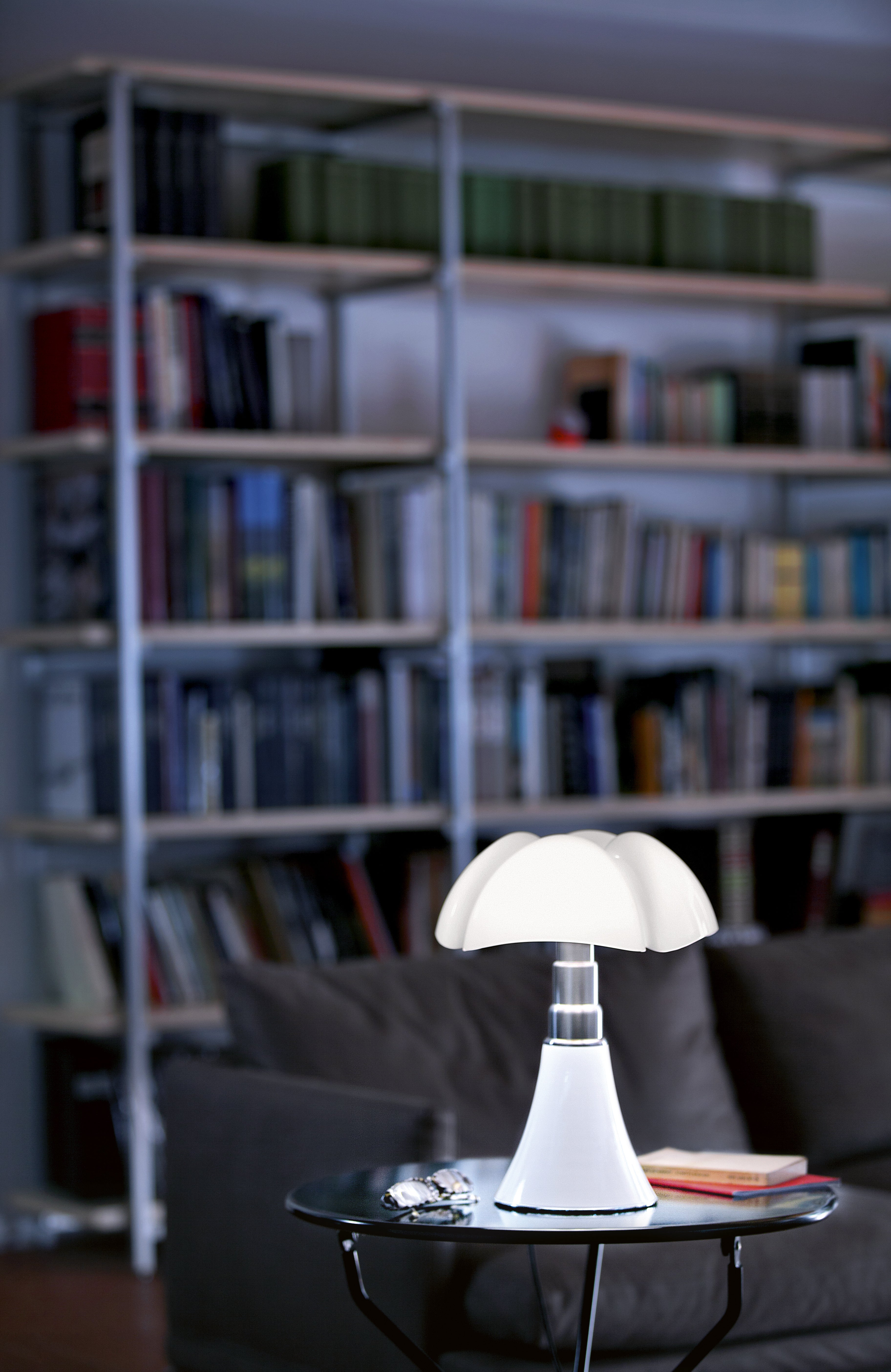 Tischlampe MINIPIPISTRELLO mit opalisiertem Schirm und weißem Fuß