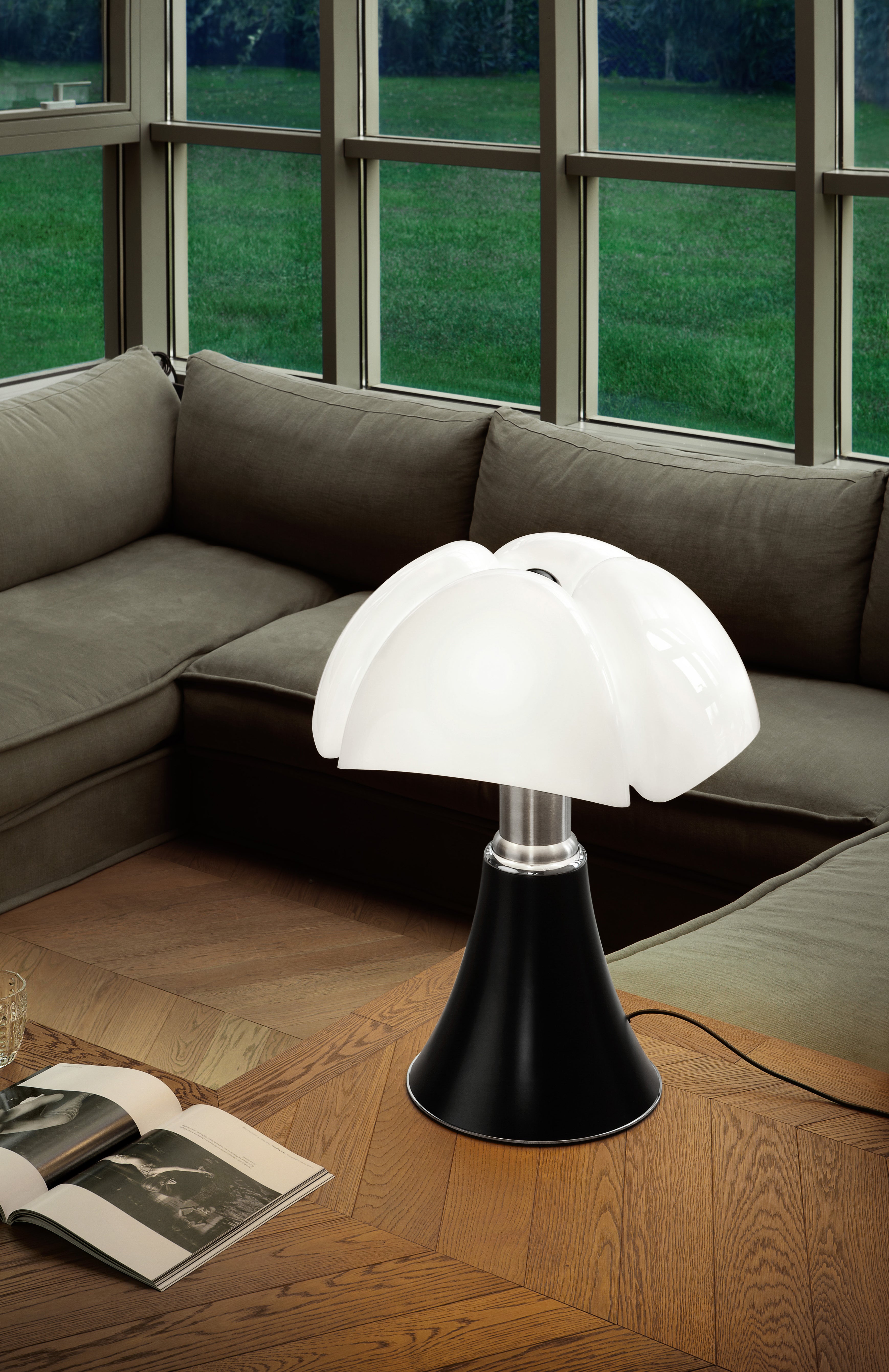 Tischlampe MINIPIPISTRELLO mit opalisiertem Schirm und schwarzem Fuß