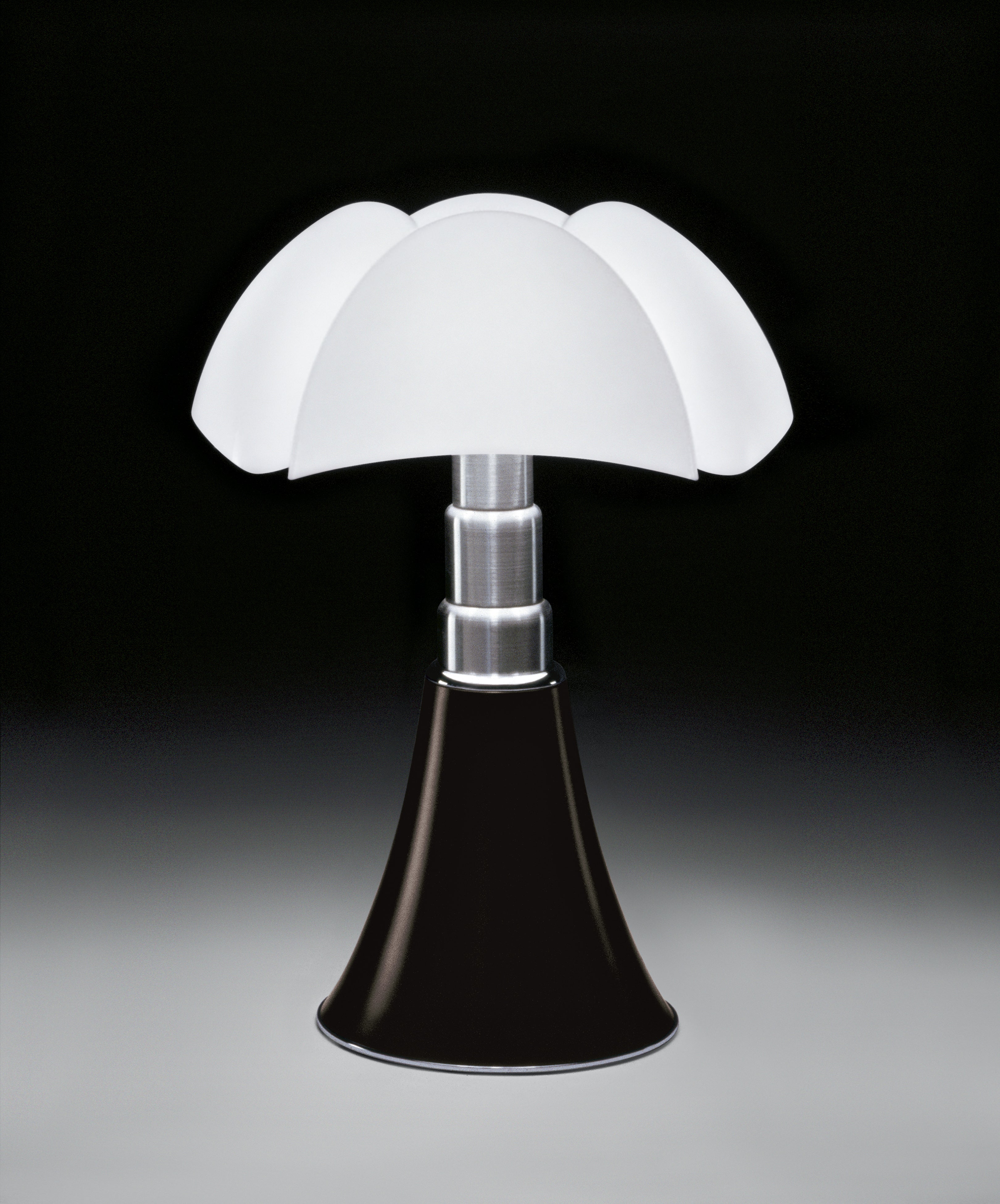 Tischlampe PIPISTRELLO MEDIUM mit opalisiertem Schirm und braunem Fuß