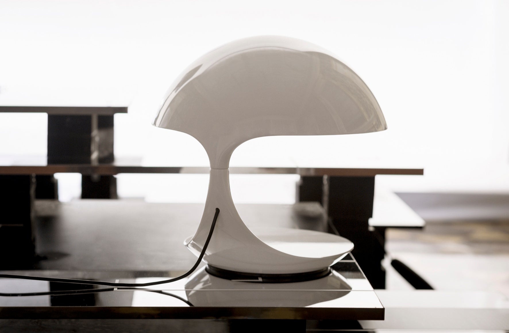 Cobra Table Lamp in Glossy White