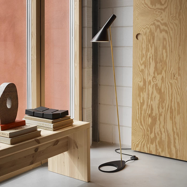 Stehlampe AJ schwarz mit Messing