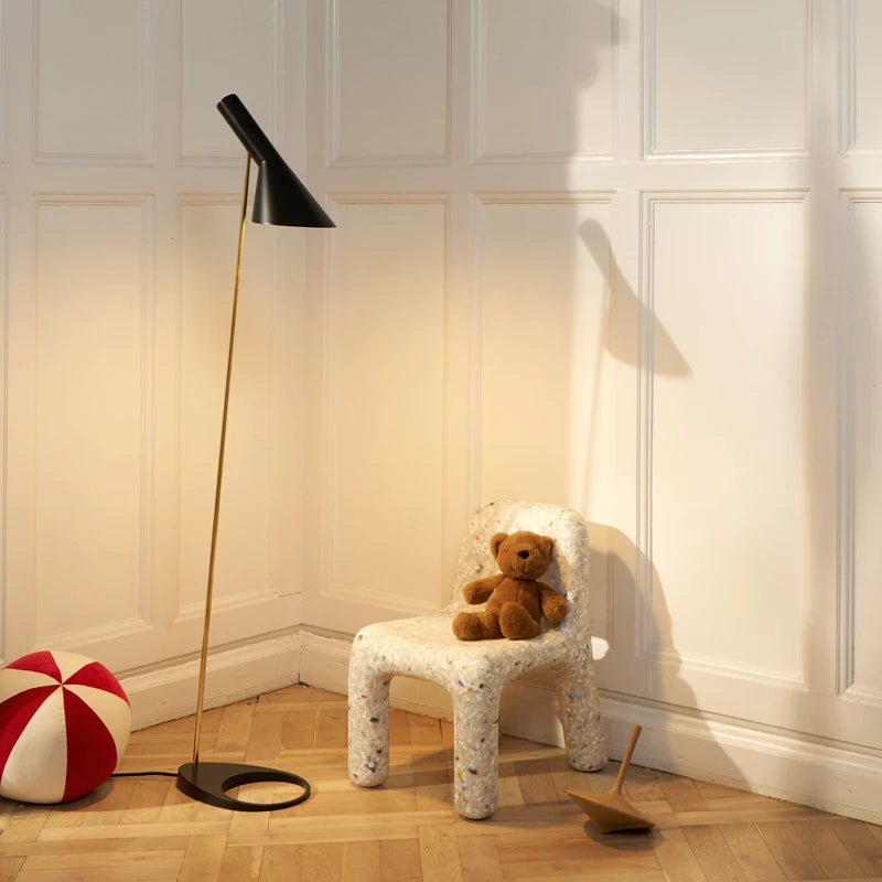 Stehlampe AJ schwarz mit Messing