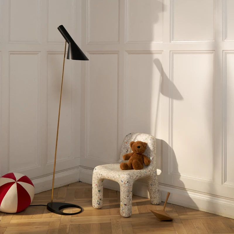 Stehlampe AJ schwarz mit Messing