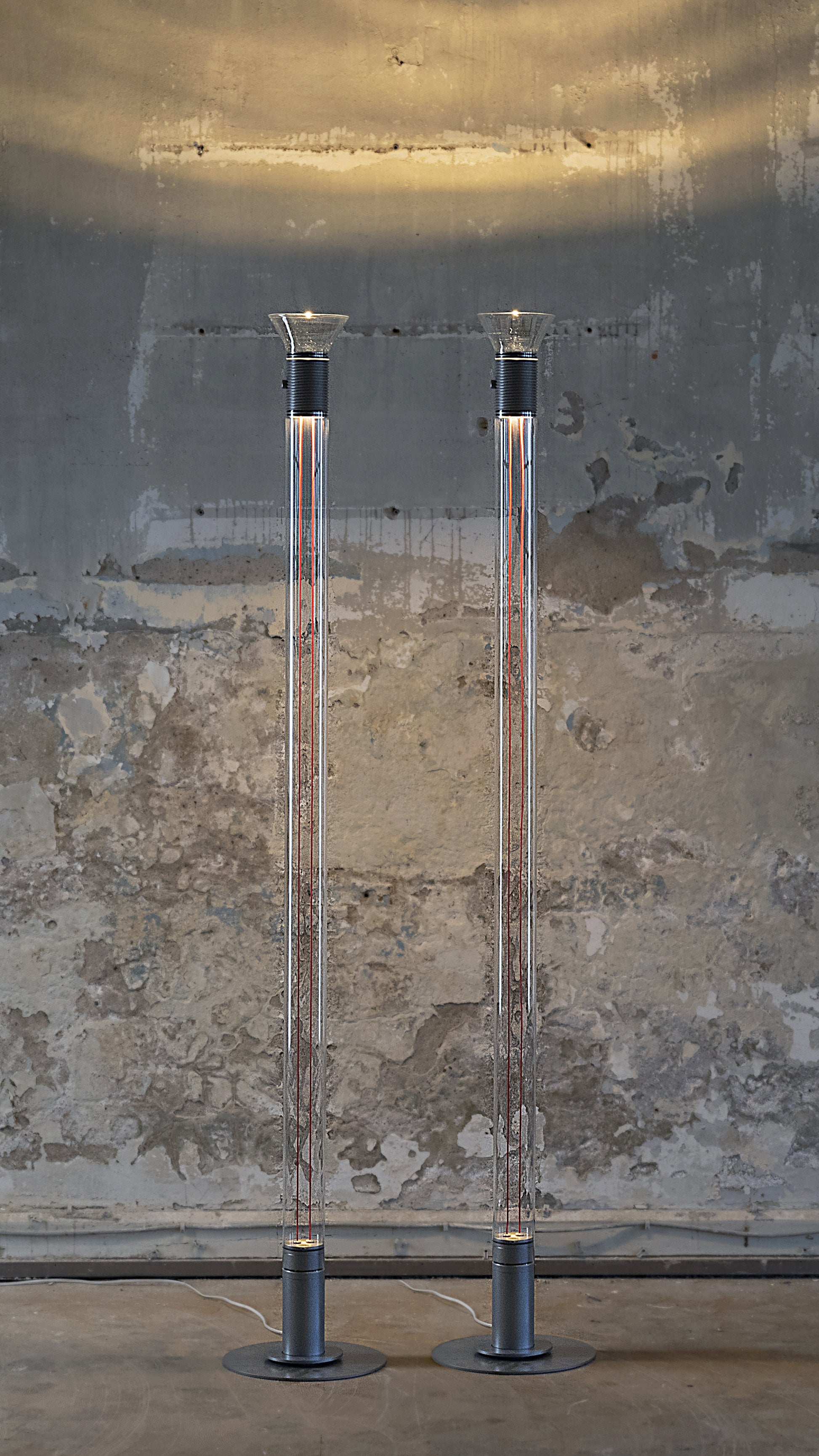 Stehlampe DIA transparent mit matten braunen Elementen