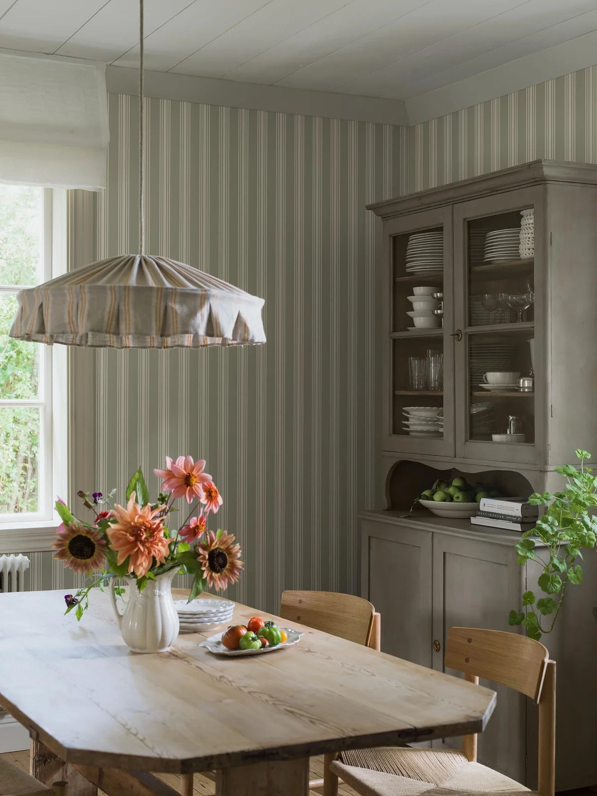 Tapete mit Streifen GUNNEBO grün mit weiß