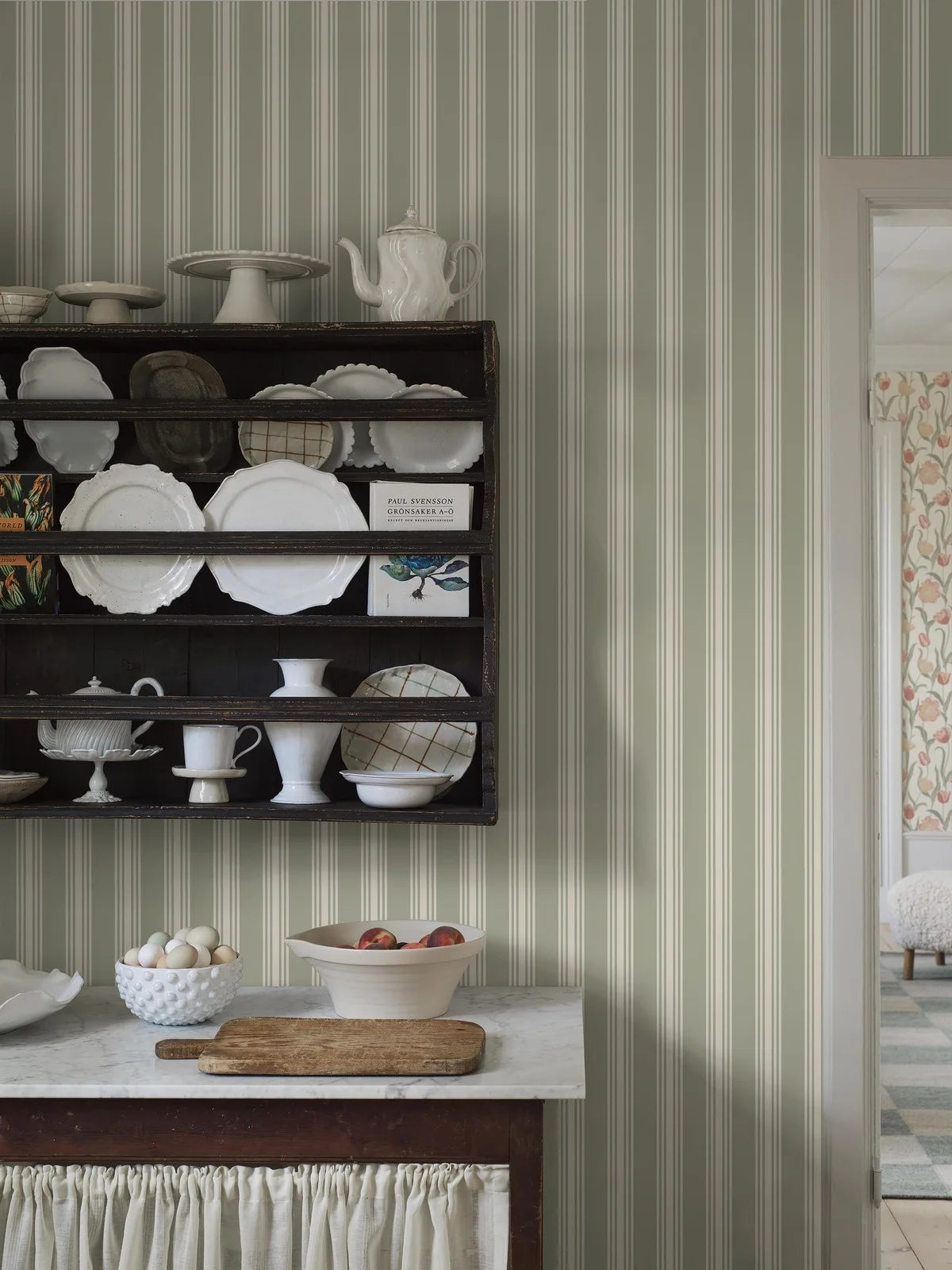 Tapete mit Streifen GUNNEBO grün mit weiß
