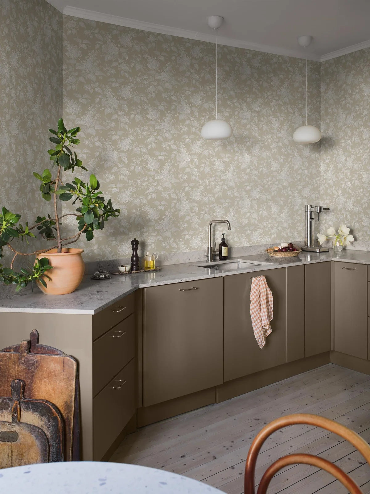 Tapete mit pflanzlichem Blumenmotiv SYREN beige mit Weiß