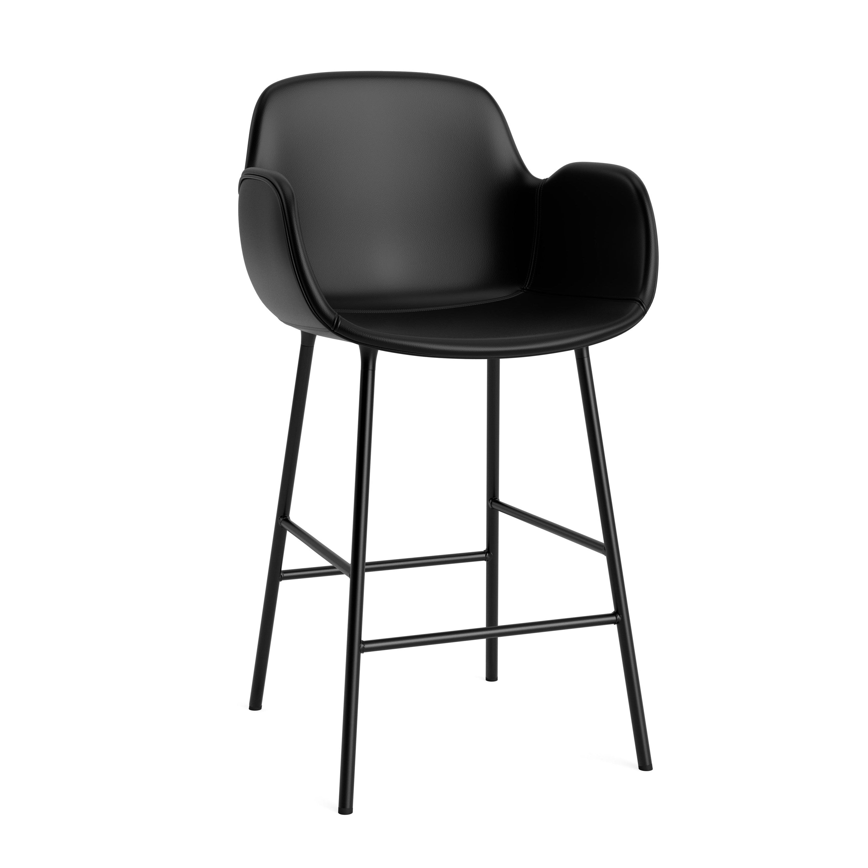 Bar chair upholstered with armrests of forms with a black base
