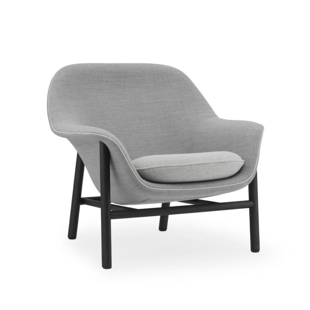 Drapieren niedriger Sessel mit einer schwarzen Eichenbasis