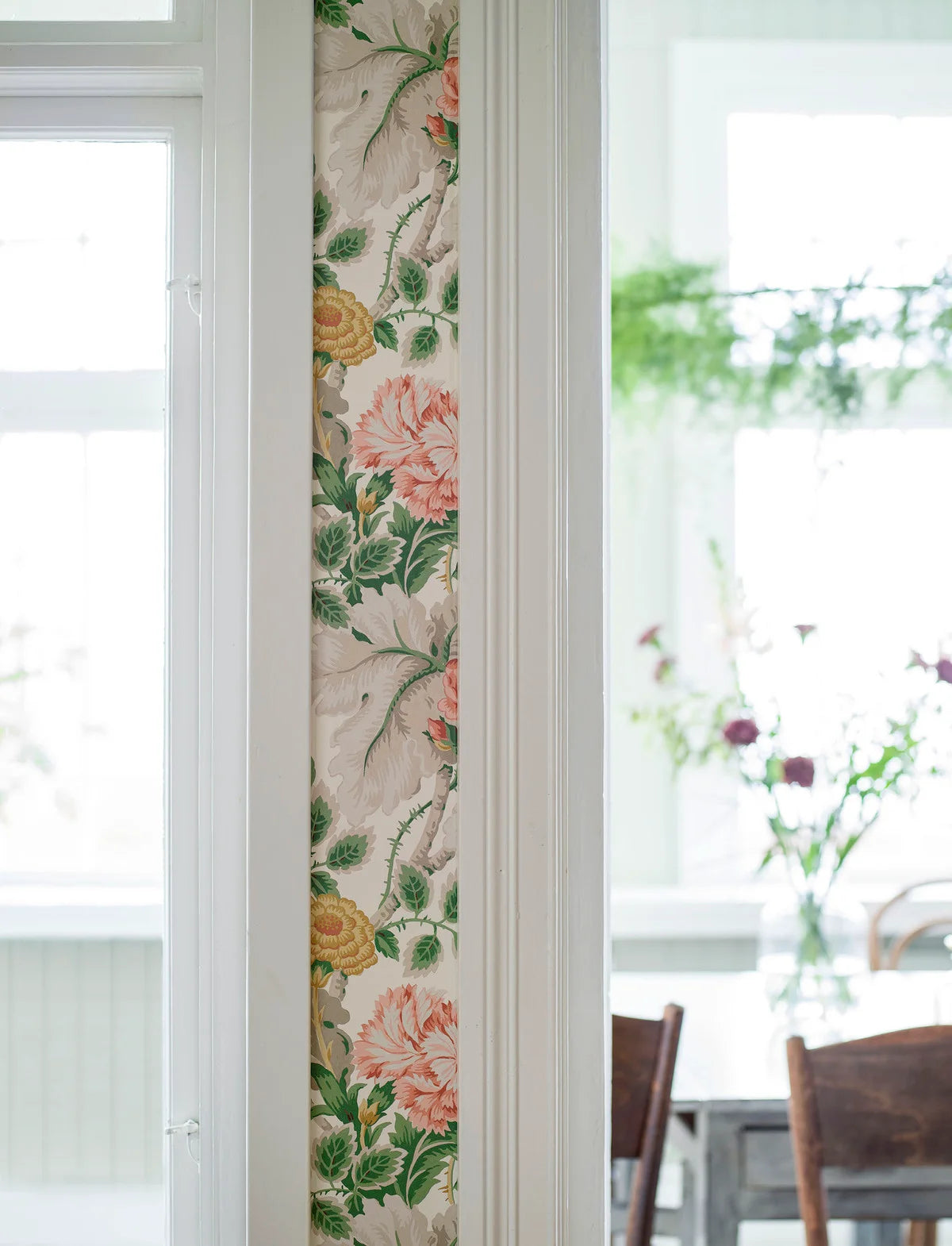 Tapete mit Pflanzenmotiv in Blumen CARNATION GARDEN warmweiß