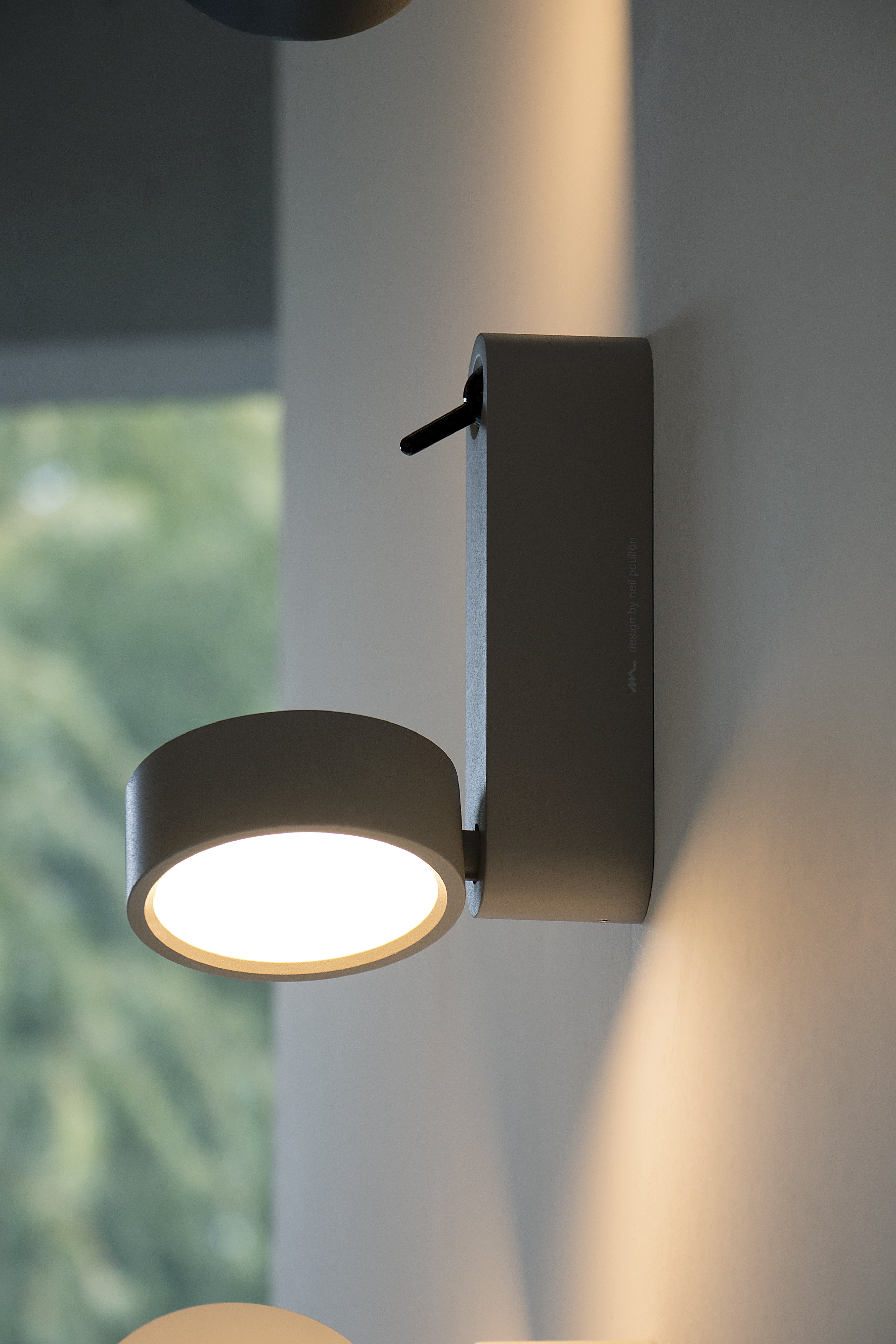Lampa ścienna TOGGLE antracytowy – styl minimalistyczny