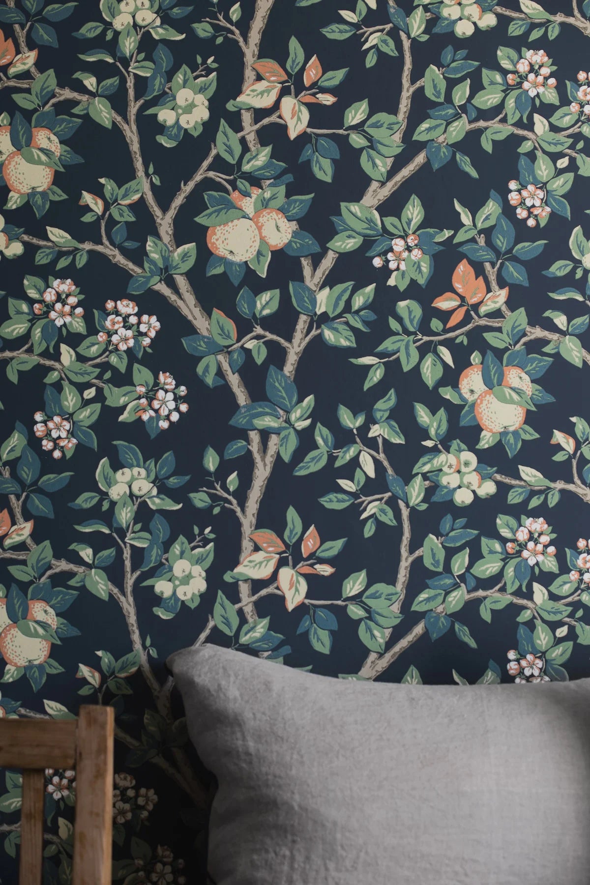 Tapete mit pflanzlichem Muster von Obstbaum INGRID MARIE dunkelblau mit grün