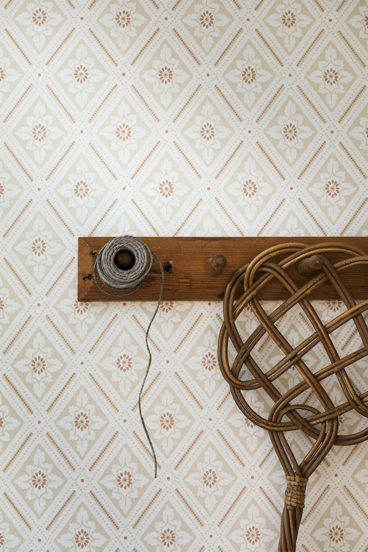 Vlies-Tapete mit geometrischem Muster ESTER beige mit Gold