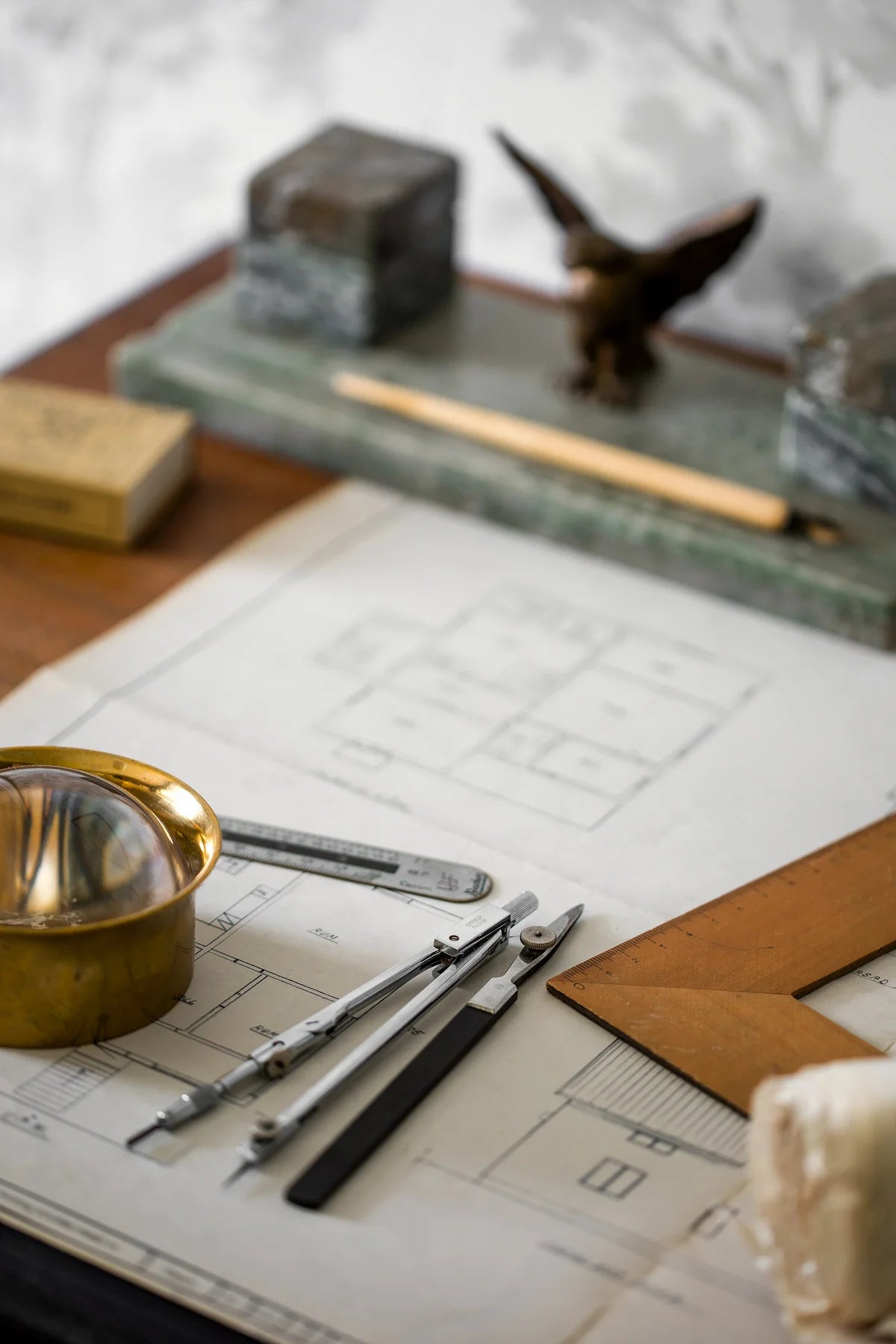 Non-woven paper wallpaper with a botanical pattern COUNTRYSIDE MORNING white with gray