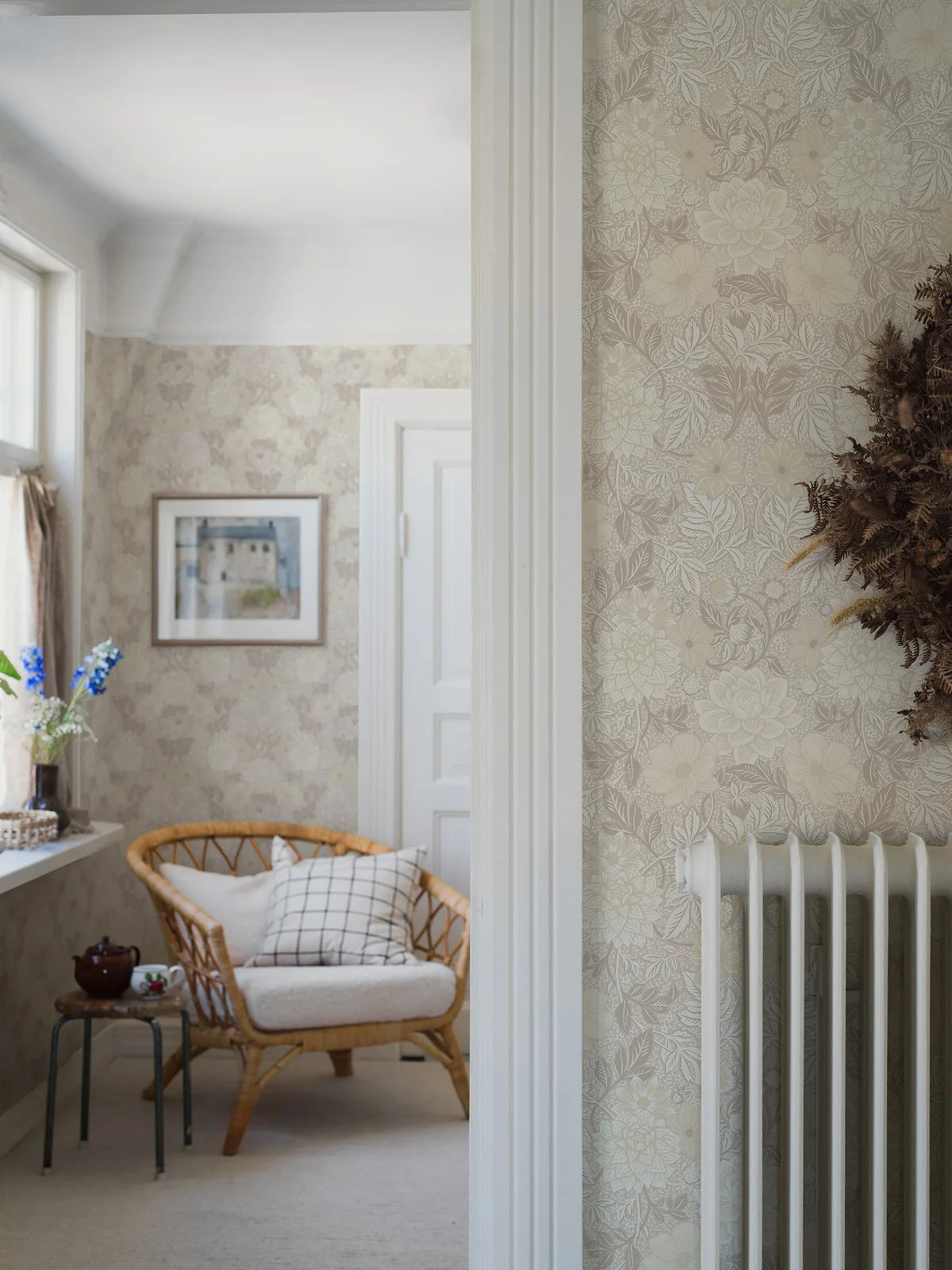 Vlies-Tapete mit Pflanzenmuster DAHLIA GARDEN warmweiß mit beige