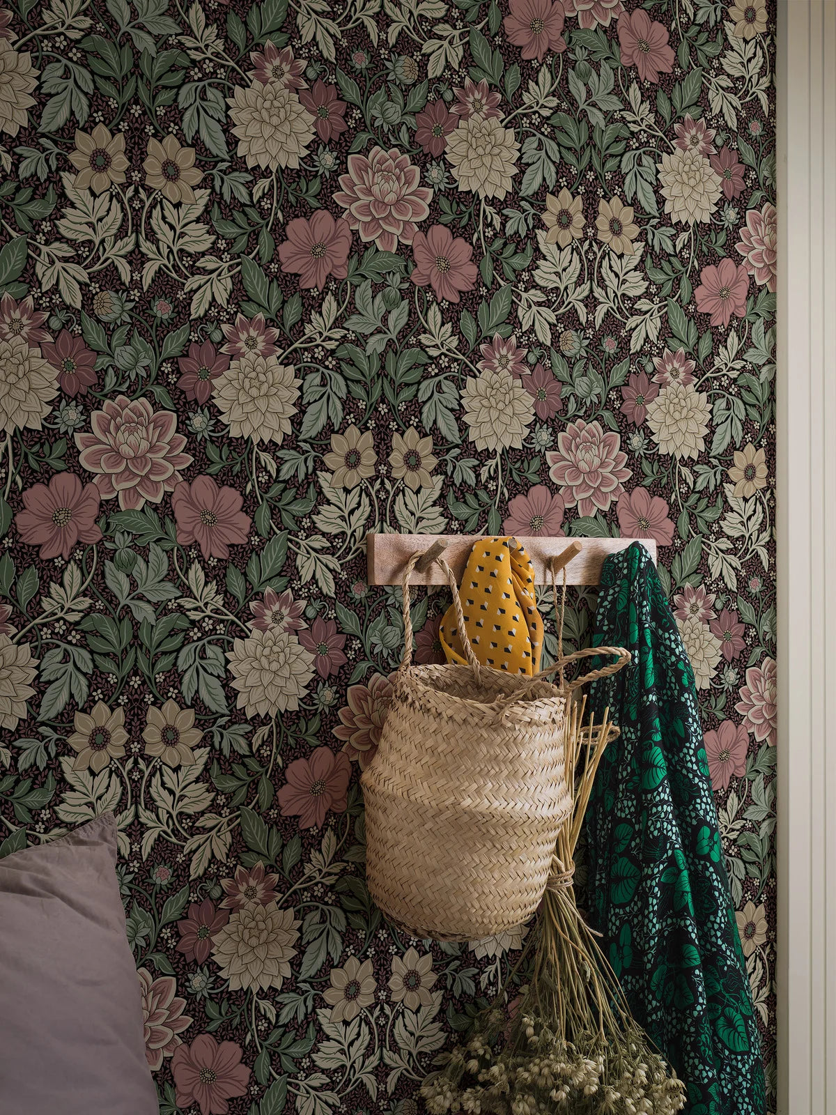 Non-woven paper wallpaper with a floral pattern DAHLIA GARDEN in dusty pink with green