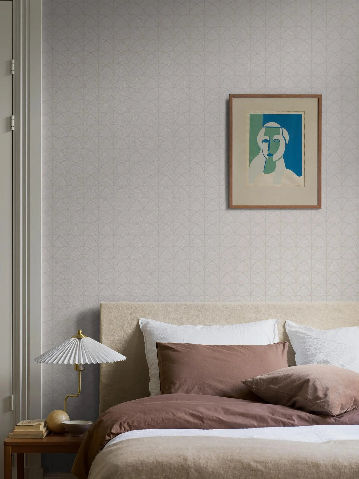 Non-woven paper wallpaper with a geometric pattern DECO ARCH broken white