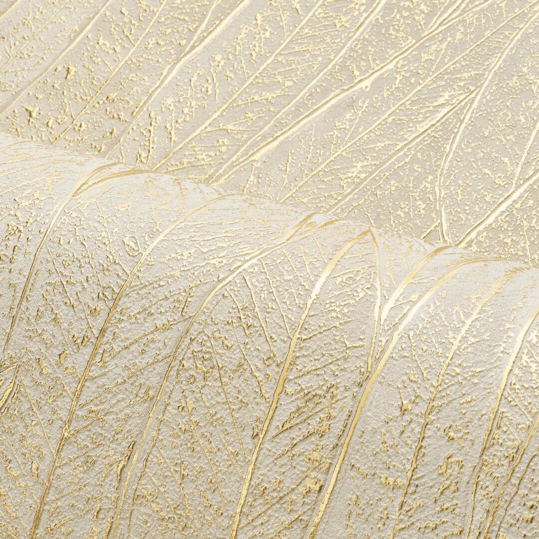 Metallische Tapete mit Pflanzenmotiv von Eukalyptusblättern CINEREA - IVOIRE/DORÉ Elfenbein mit Gold