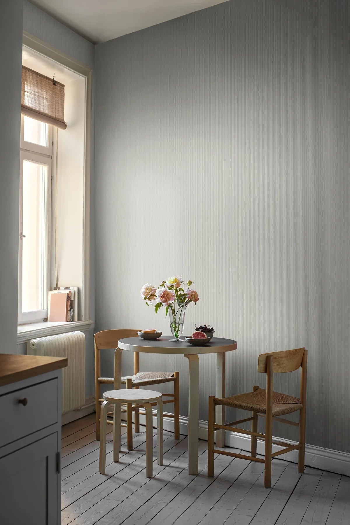 Strukturierte Tapete, die gestreiften Leinen imitiert, POLKA STRIPE, blau mit beige