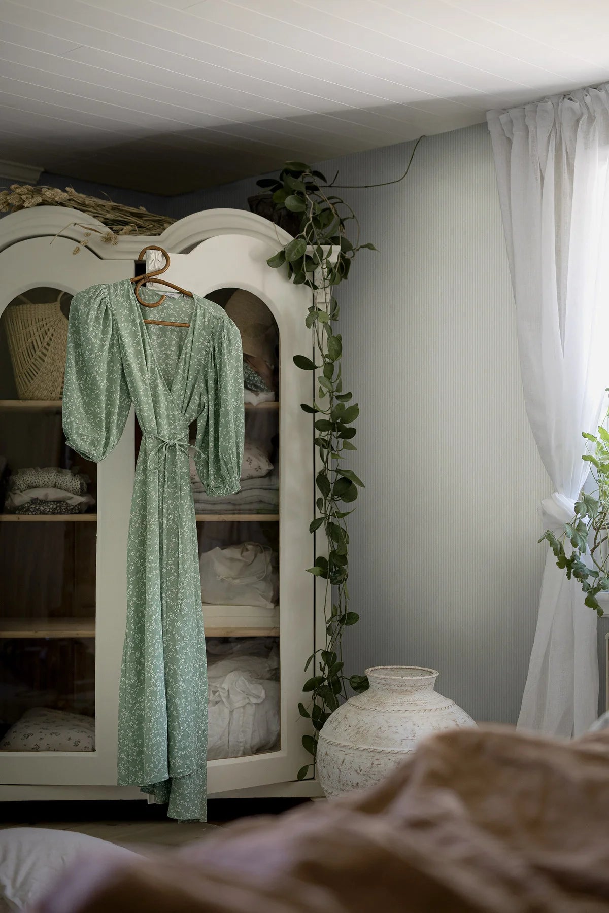 Strukturierte Tapete, die gestreiften Leinen imitiert, POLKA STRIPE grün mit beige