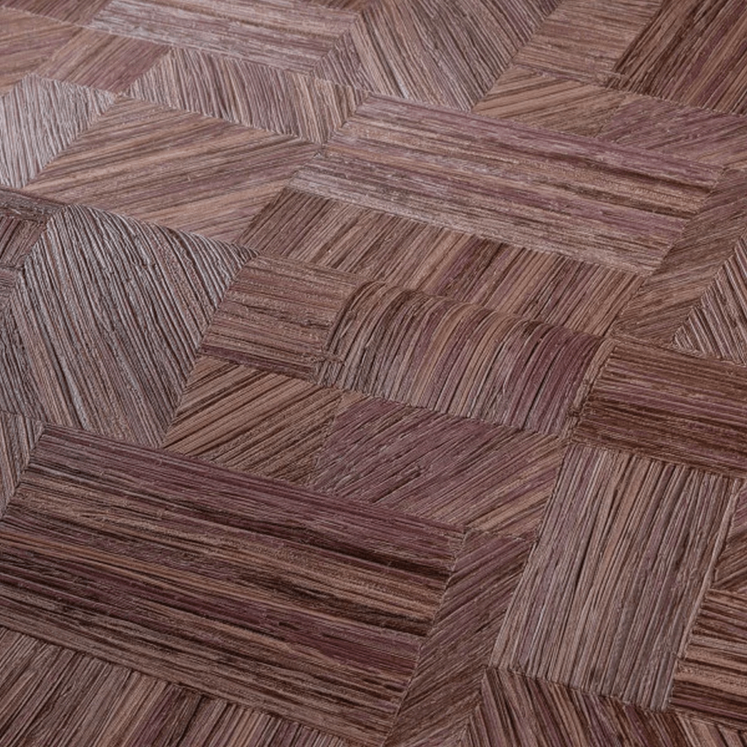 Geometrische Struktur-Tapete, die einen strohähnlichen Patchwork-Look imitiert - IMBRICATION - PRUNE burgunderrot