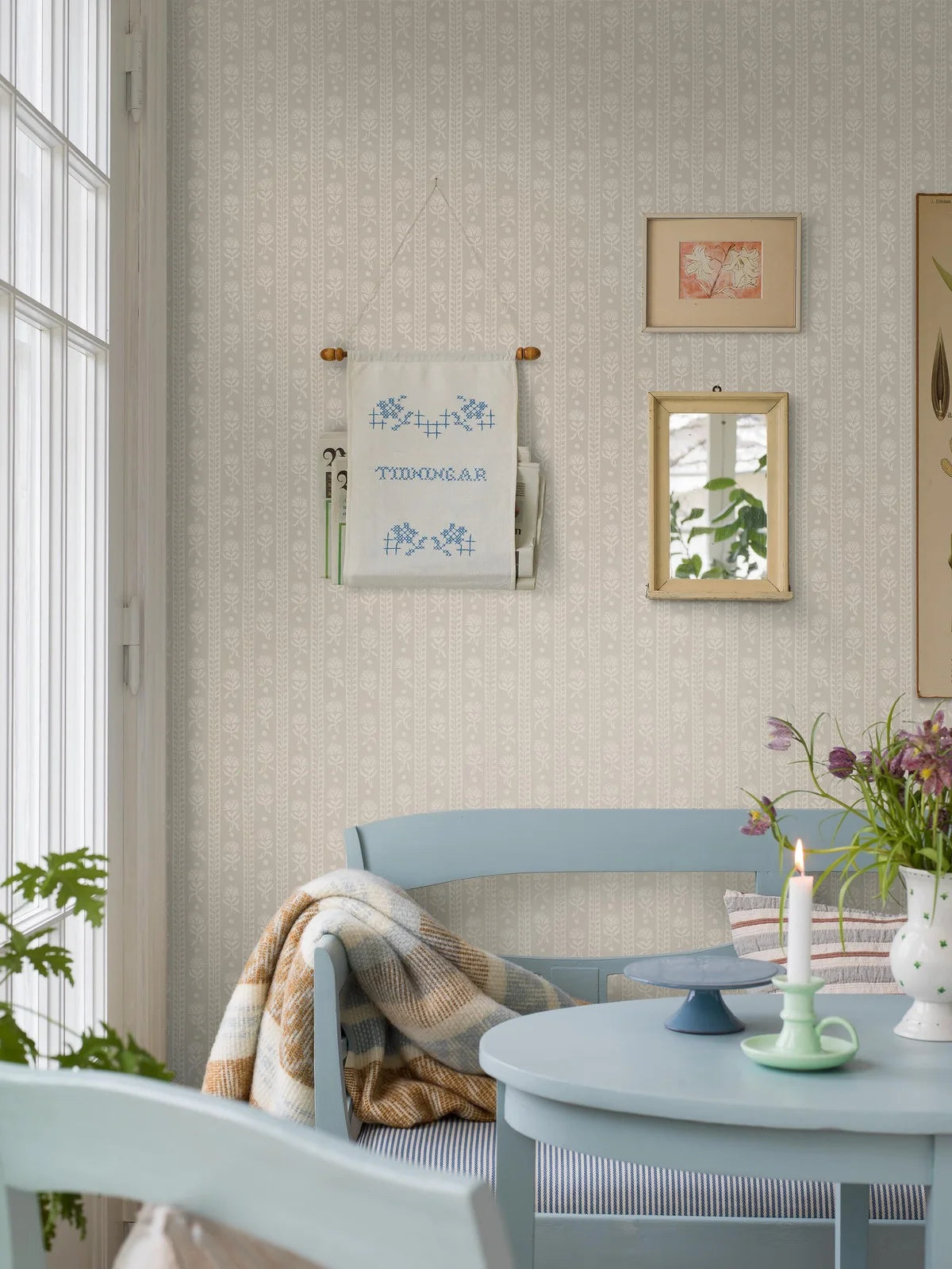 Non-woven paper wallpaper with a plant pattern NEJKILERAND beige with sand