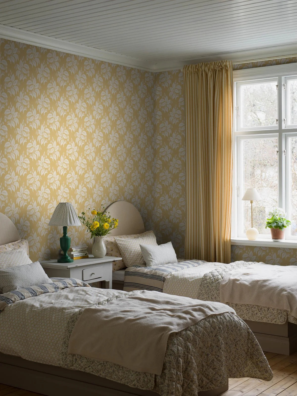 Non-woven paper wallpaper with a plant pattern TENGBERGSKA yellow with white