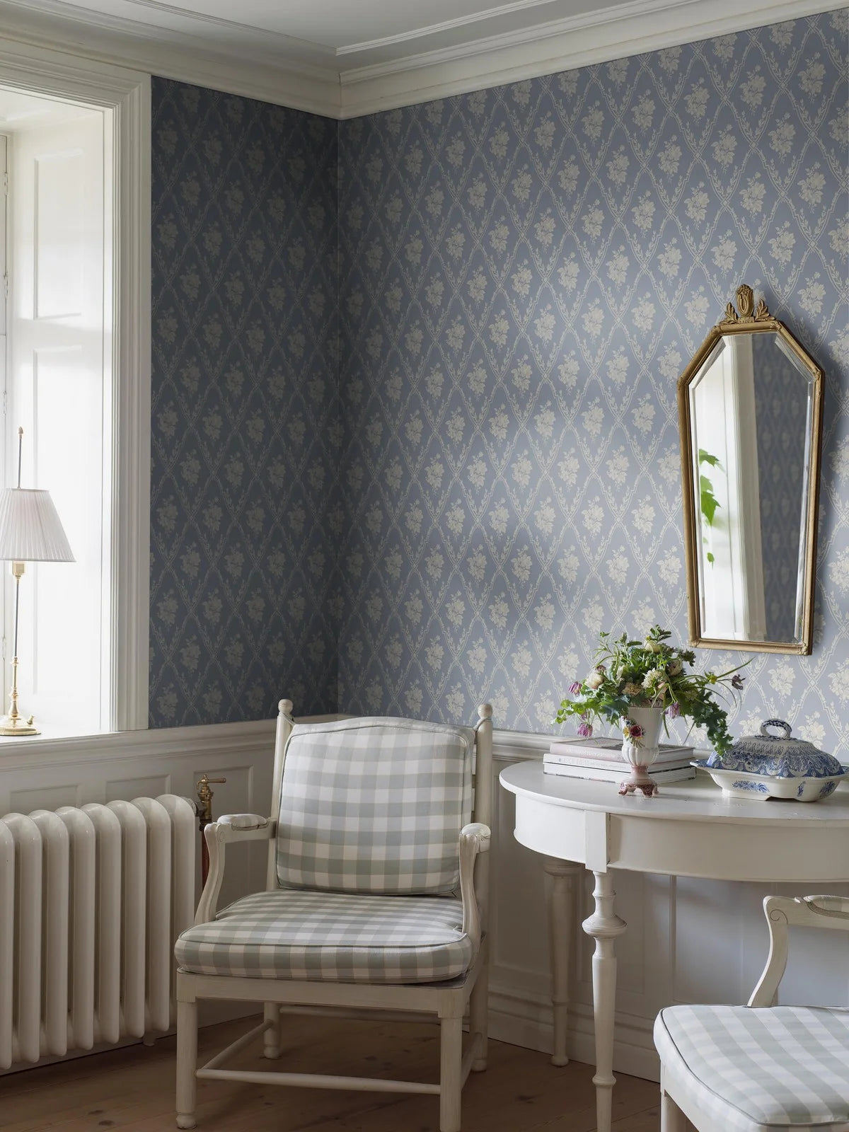 Non-woven paper wallpaper with a plant pattern VÄSTIGÅRN blue
