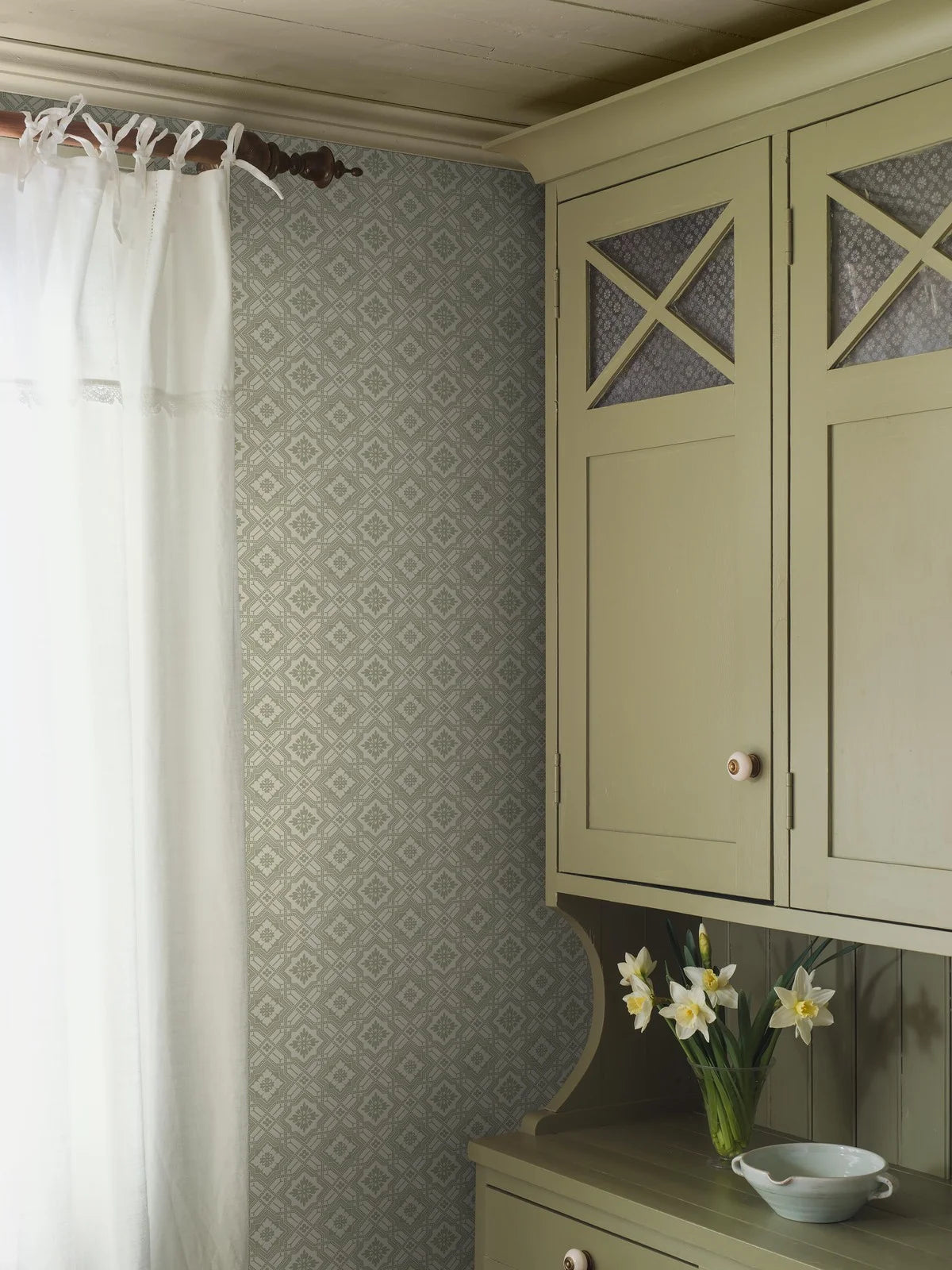 Non-woven paper wallpaper with geometric pattern FRIEDRICH green and white