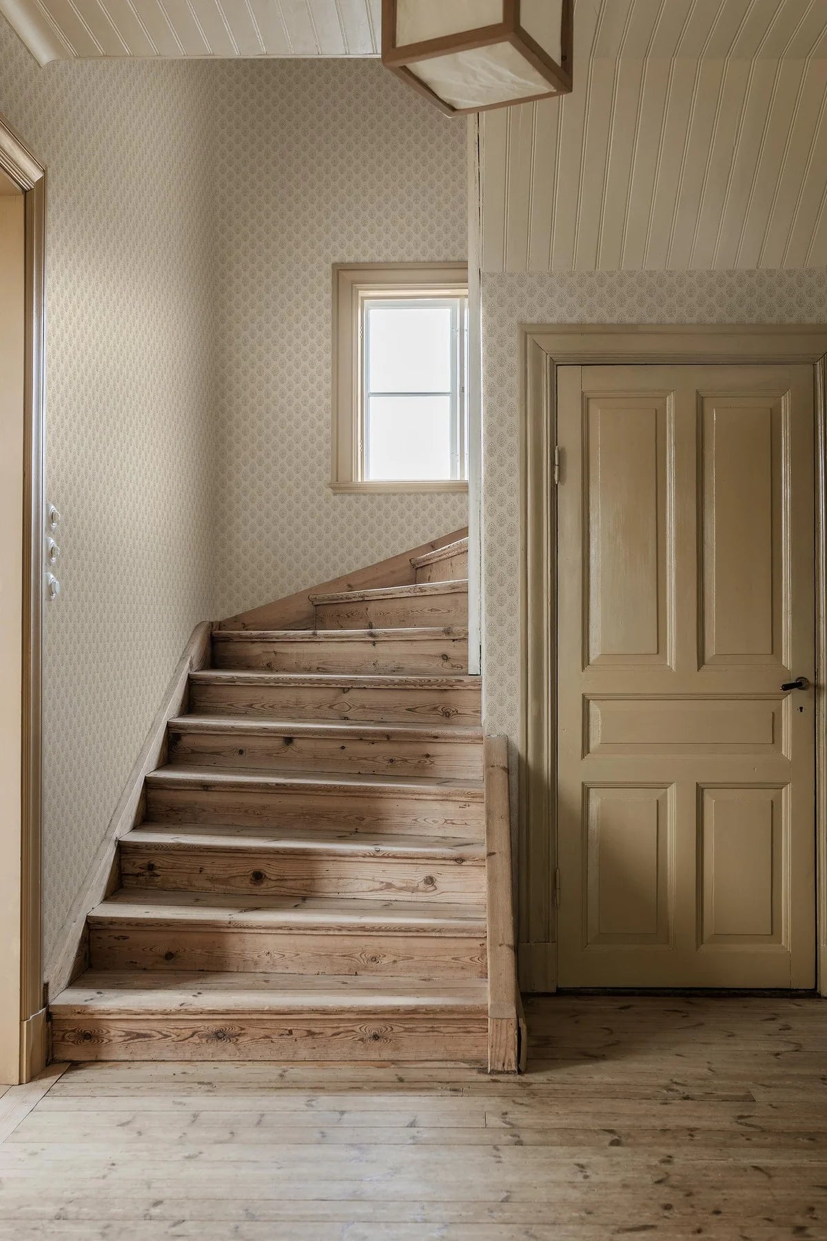 SIBYLLA Cream Floral Pattern Wallpaper with Beige