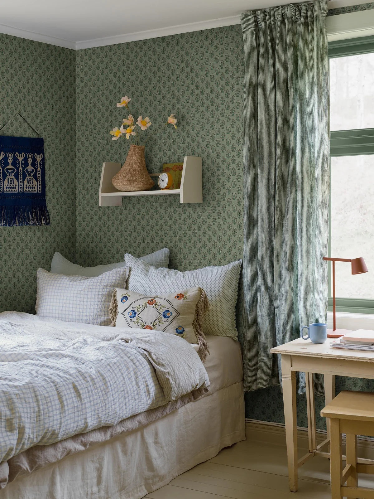 Tapete mit pflanzlichem Blumenmotiv SIBYLLA grün mit beige