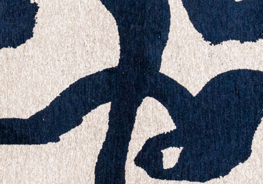 Ovaler Teppich RIBBON weiß mit marineblau