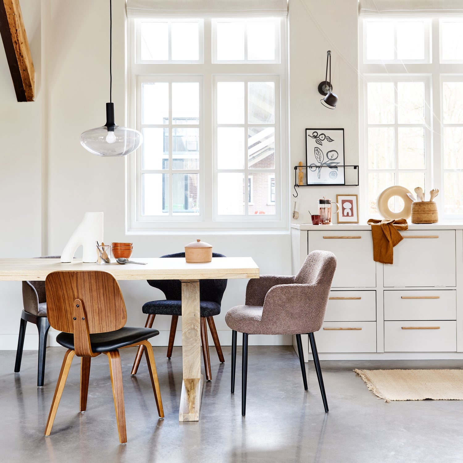 Stuhl CLASSIC Nussfurnier mit schwarzem Kunstleder