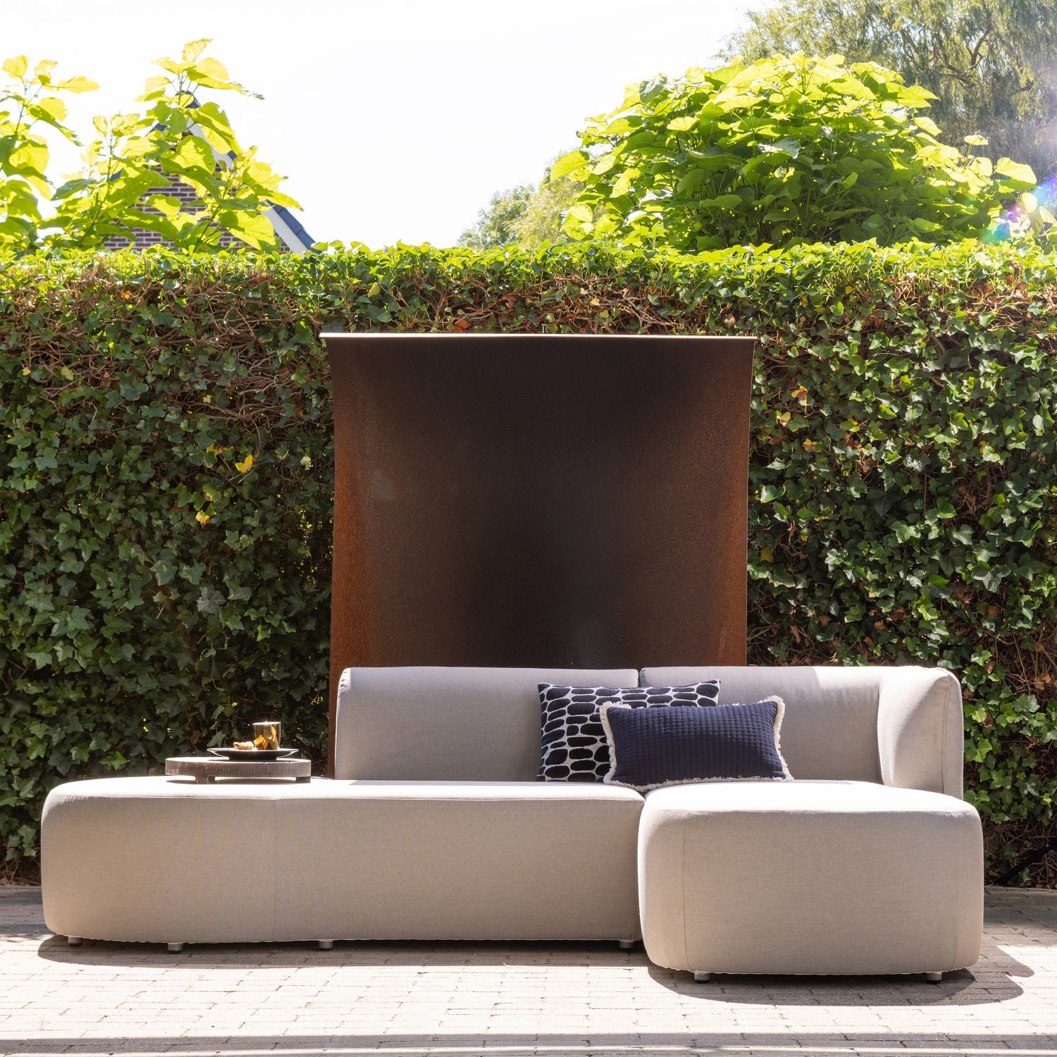 Rechtsseitige Gartenliege CHIOS sandfarben