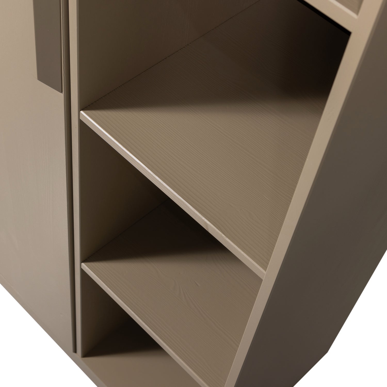 Kleiderschrank mit niedrigen Lowen -Regalen