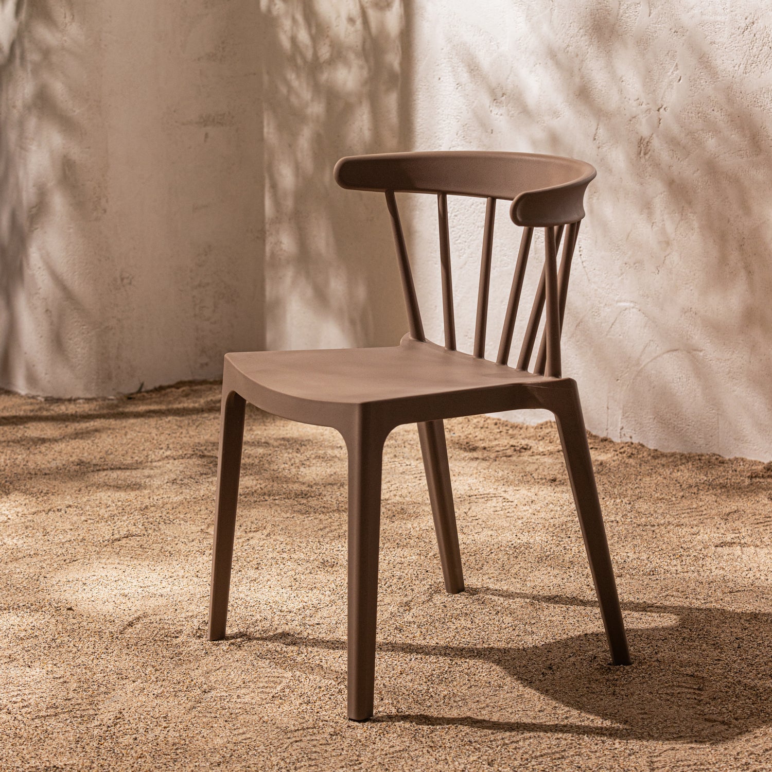 Errötung brauner Gartenstuhl