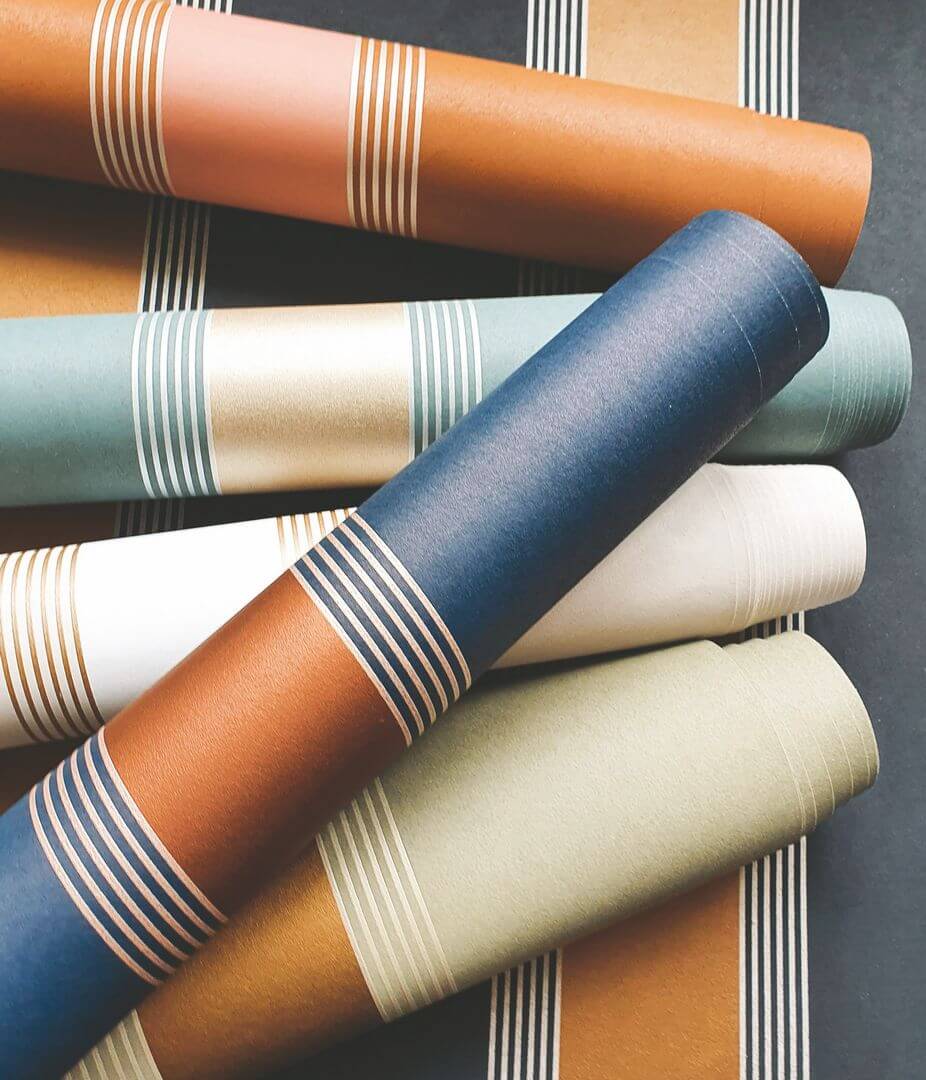 Wallpaper with geometric striped pattern AUTEUIL - BLACK/GOLD black with gold