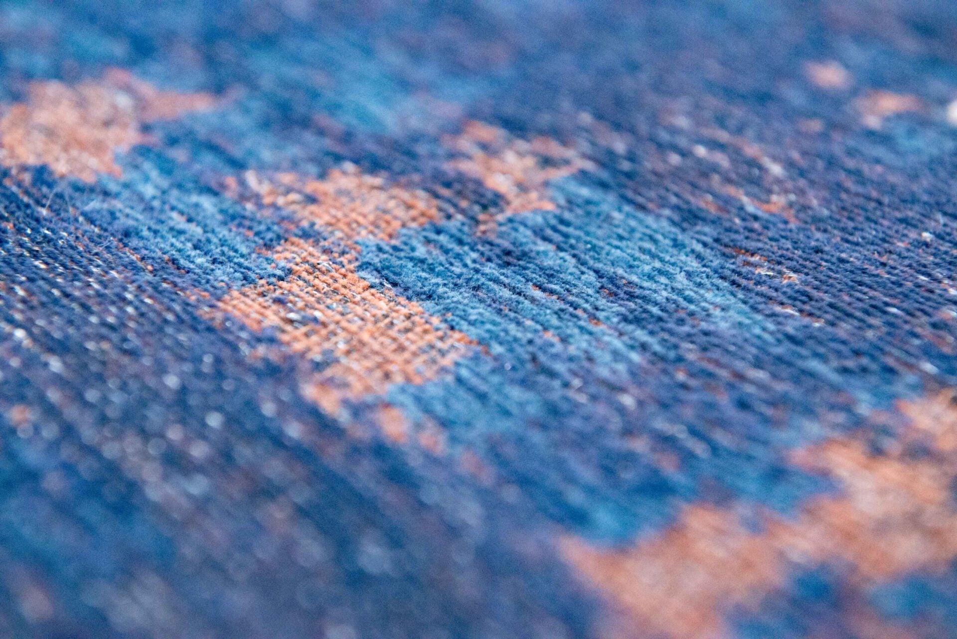 Dywan VENETIAN DUST SUNSET BLUE granatowo-miedziany – Louis de Poortere