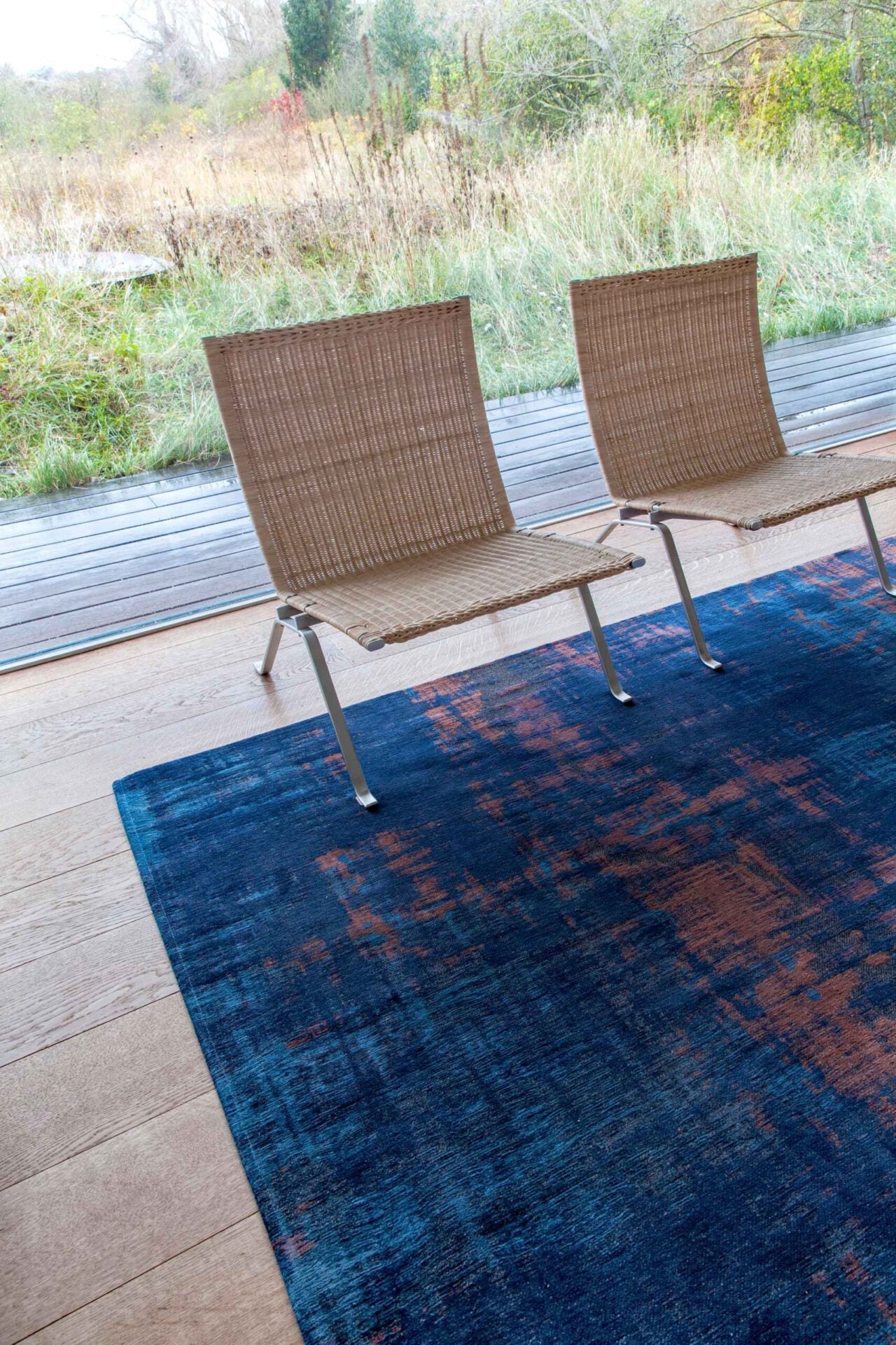 Dywan VENETIAN DUST SUNSET BLUE granatowo-miedziany – Louis de Poortere