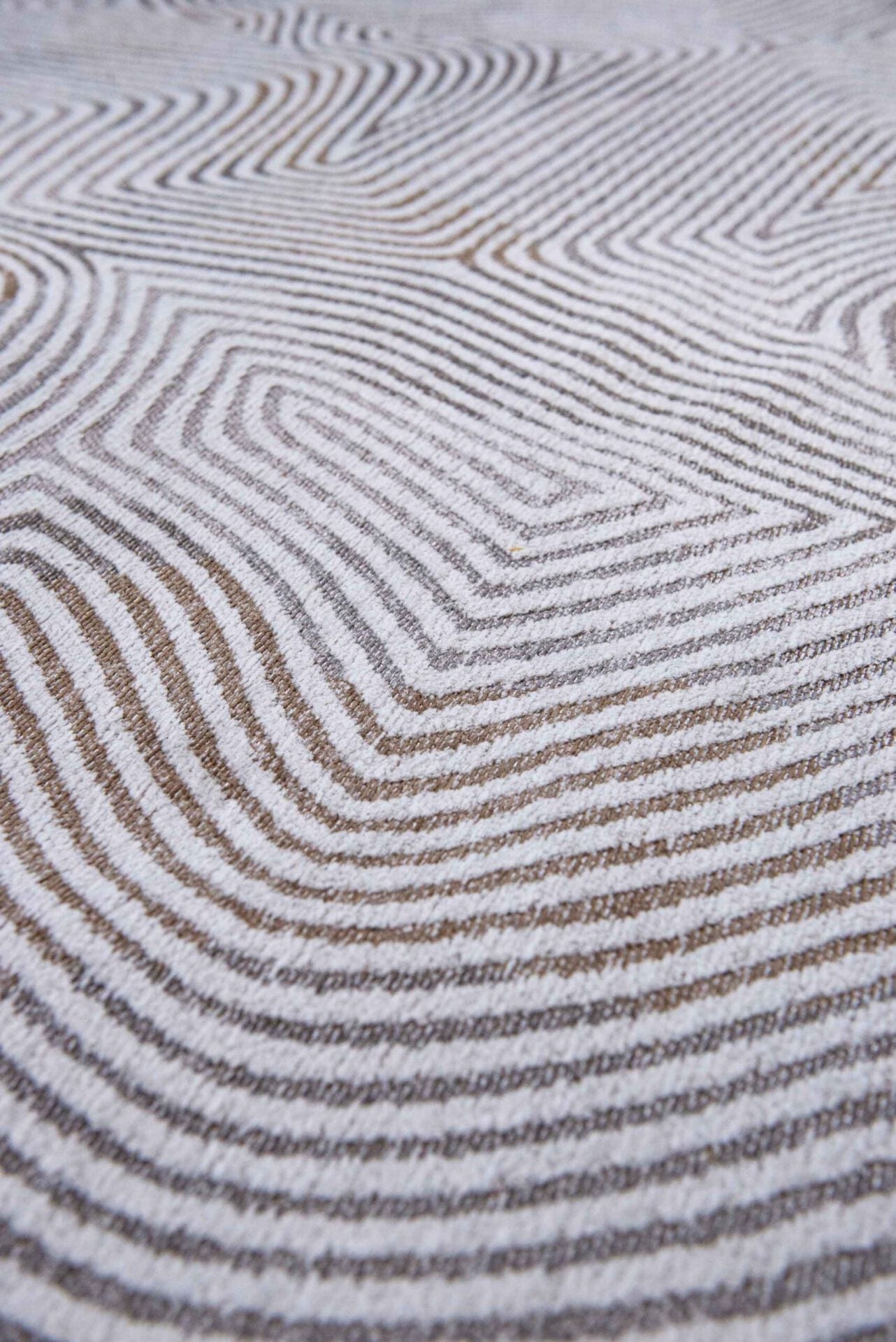 Dywan okrągły CORAL OYSTER WHITE biało-beżowy – Louis de Poortere