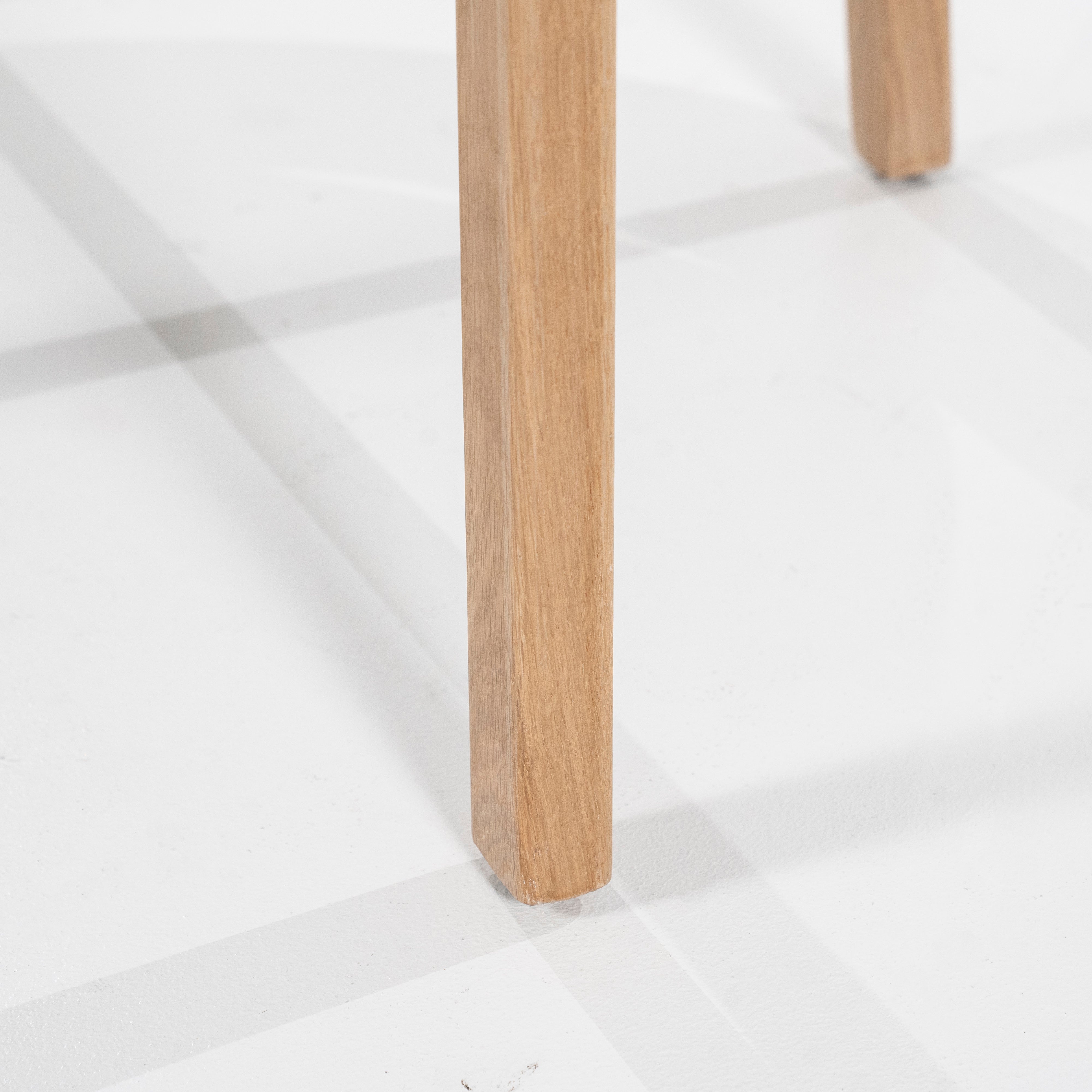 Stuhl MIKKY beige mit Eichenbasis